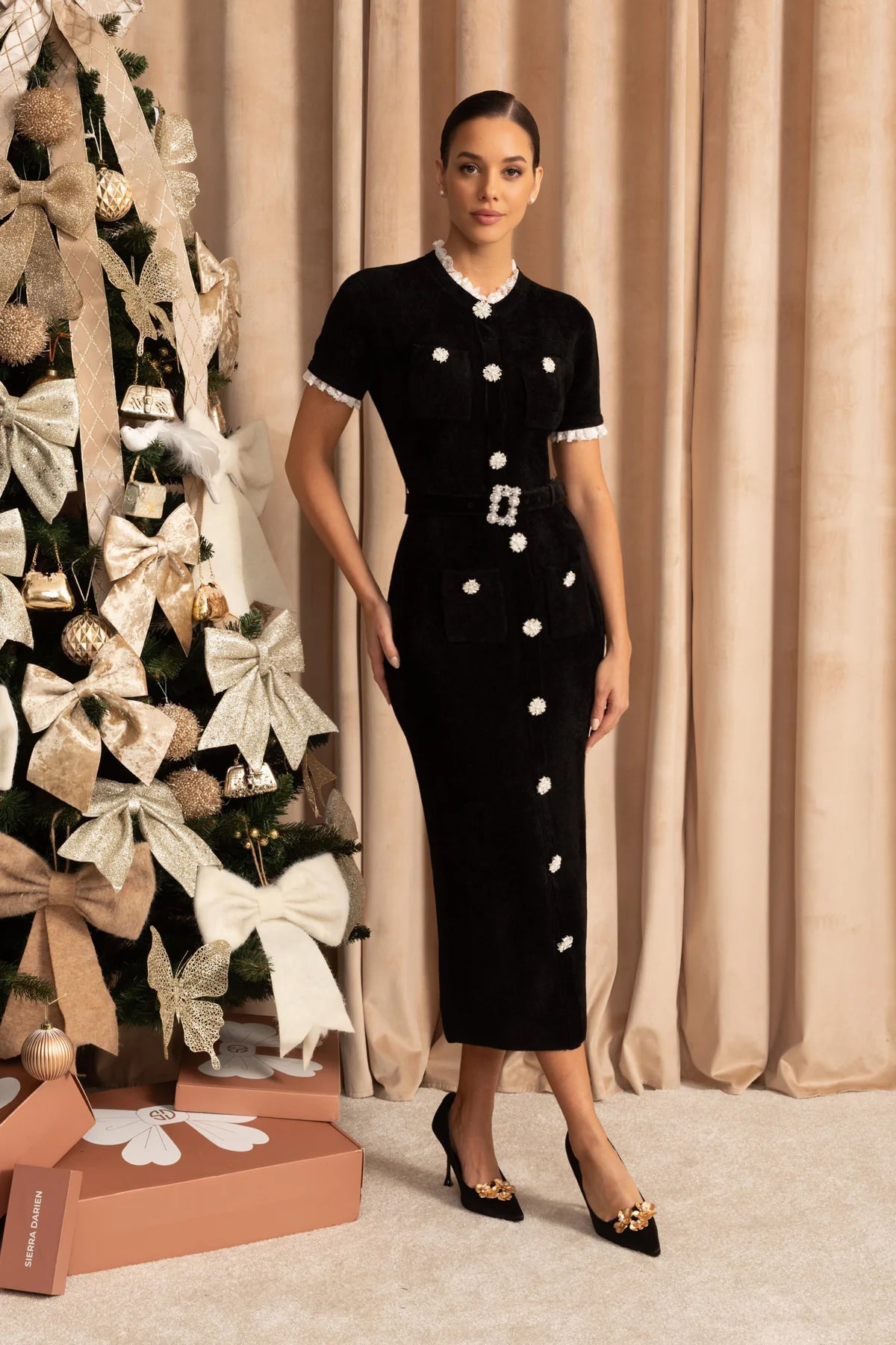 Robe midi élégante avec boutons en cristal et garniture en dentelle – Noir 