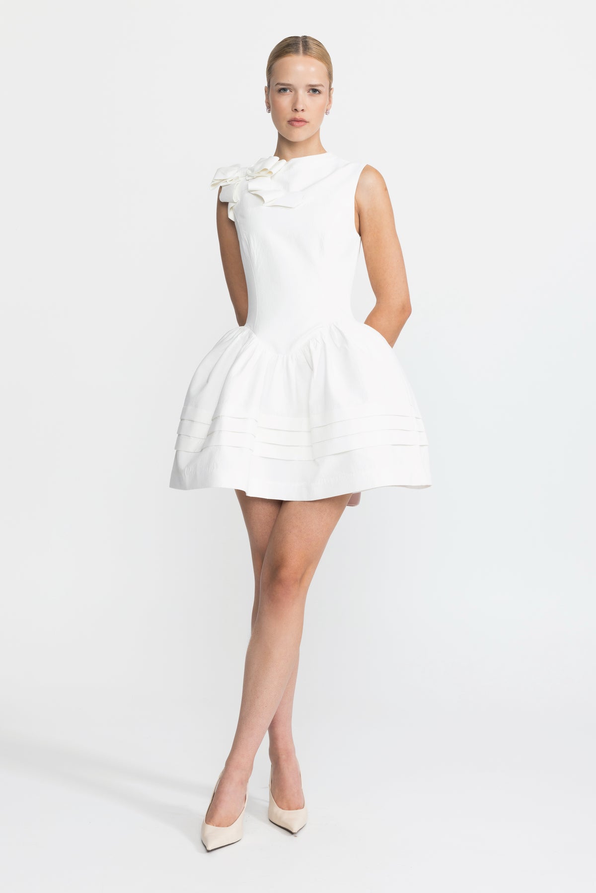 Robe mini en coton à taille basse et nœud sculptural - Blanc 