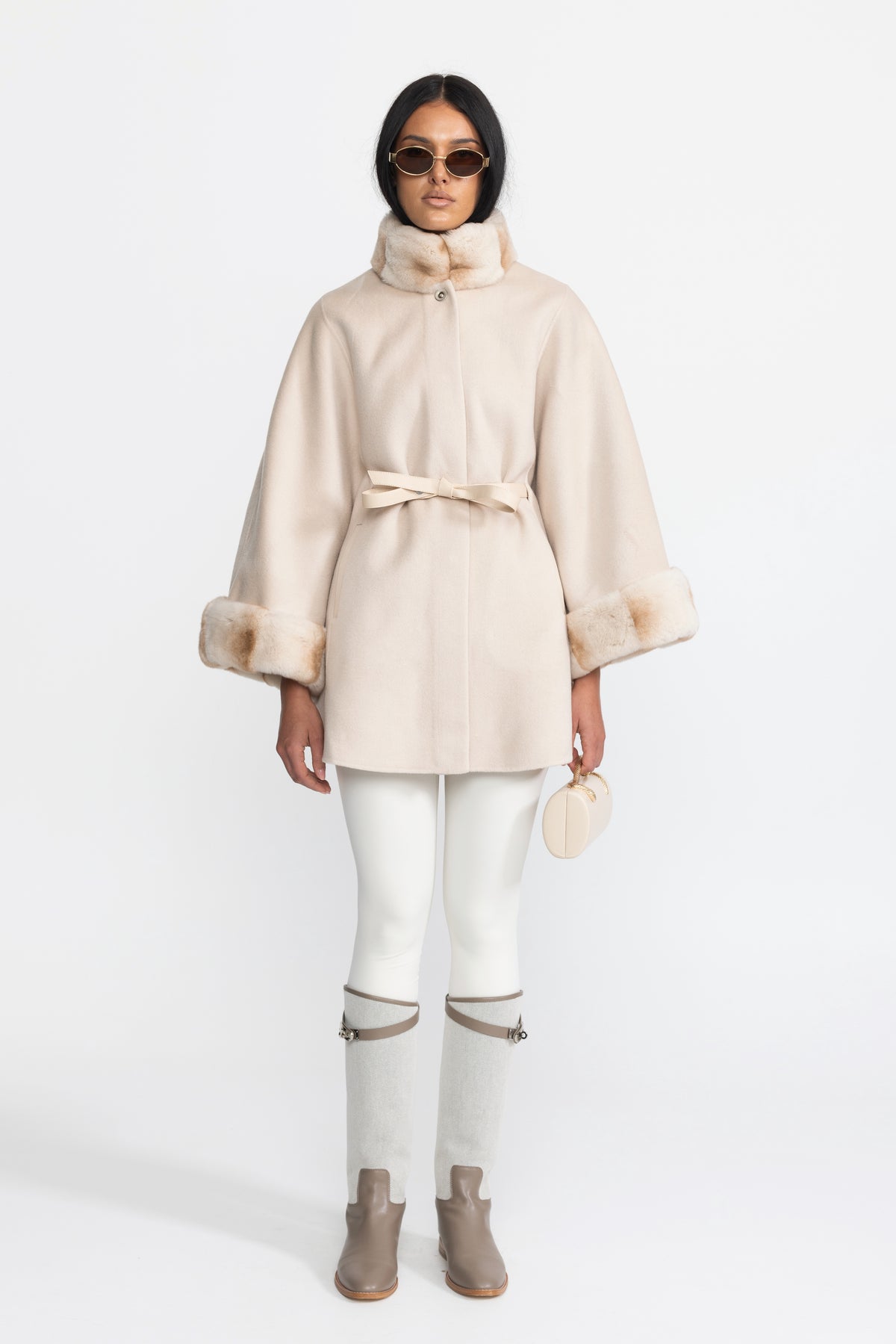 Cape-coat en laine ceinturé avec col et poignets en fourrure - Ivoire 