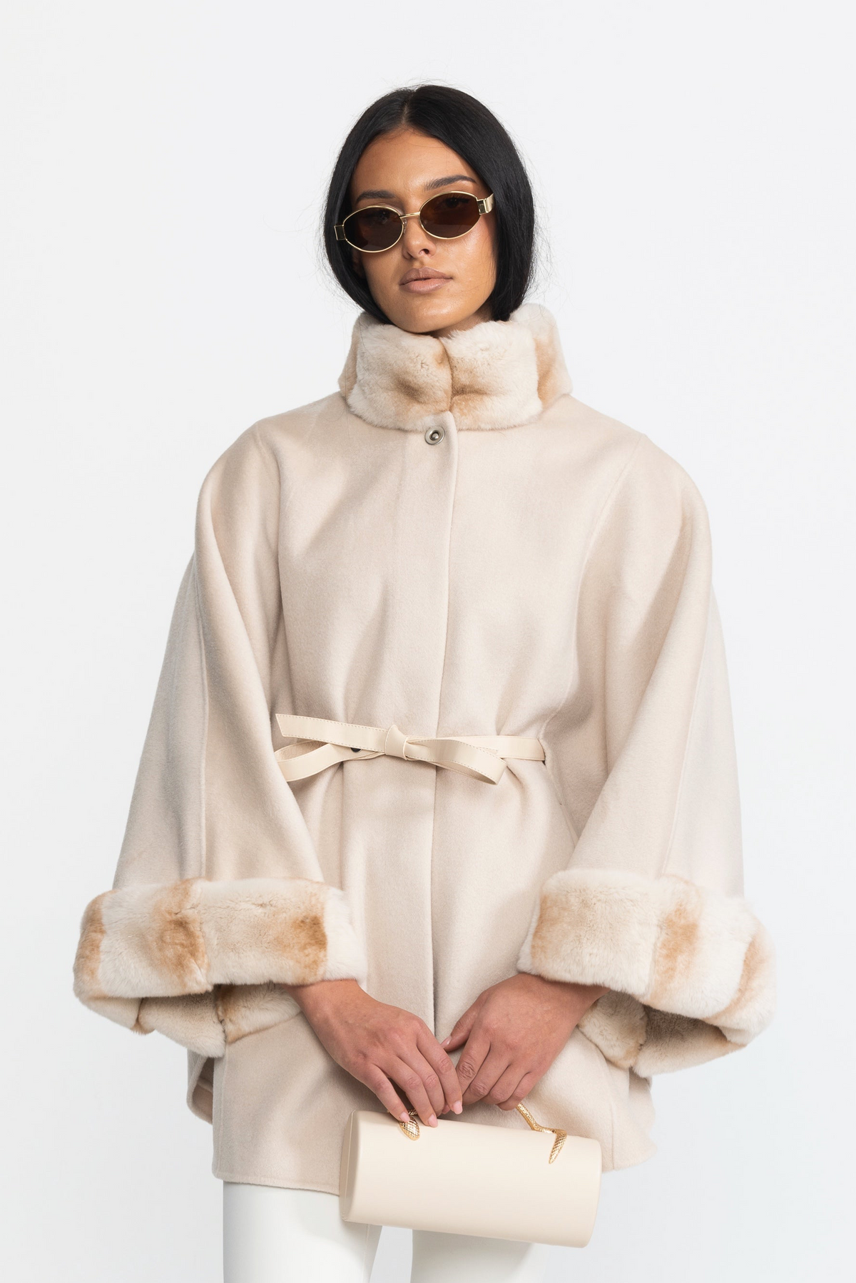 Cape-coat en laine ceinturé avec col et poignets en fourrure - Ivoire 