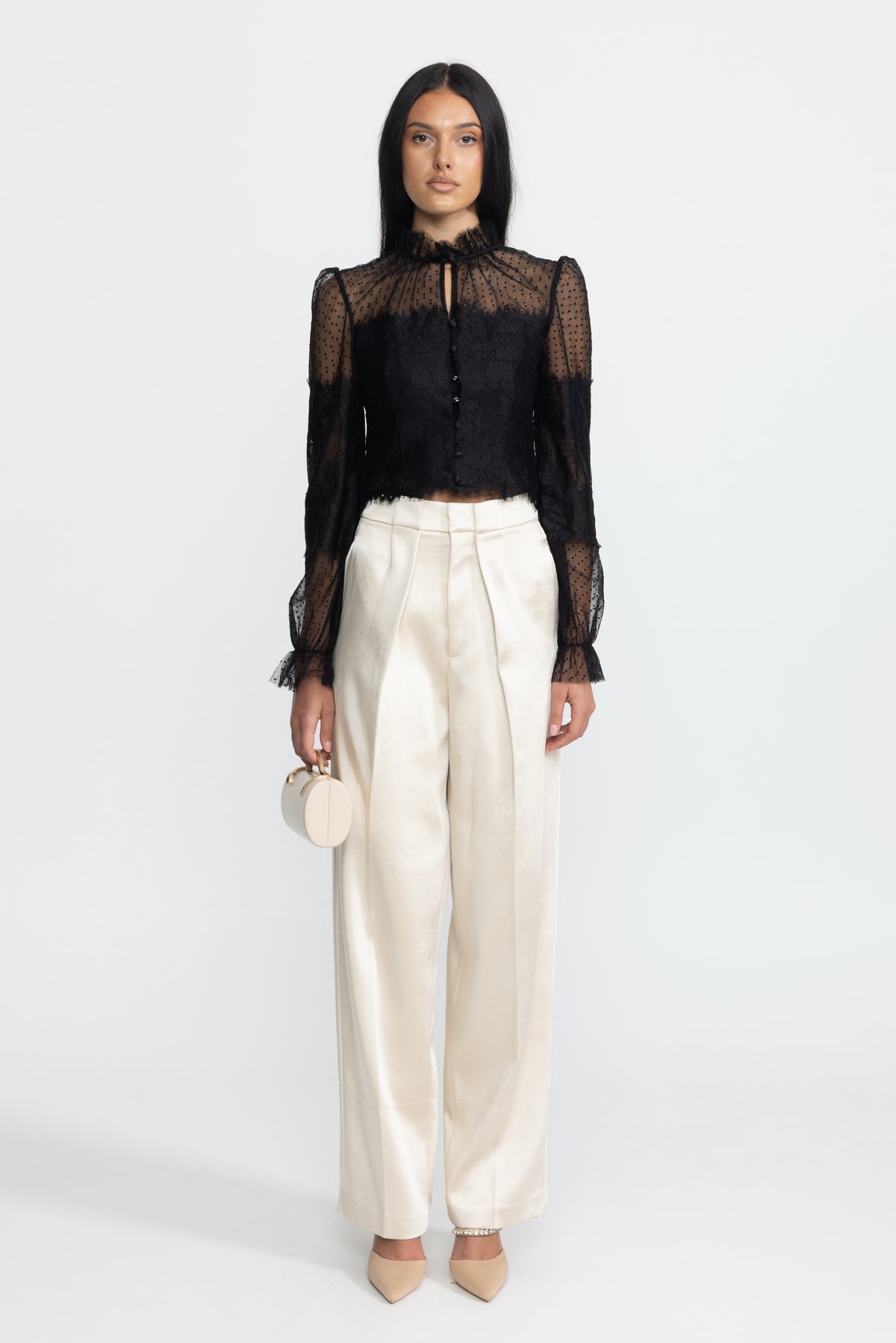 Blouse courte noire en dentelle et tulle plumetis à col volanté 