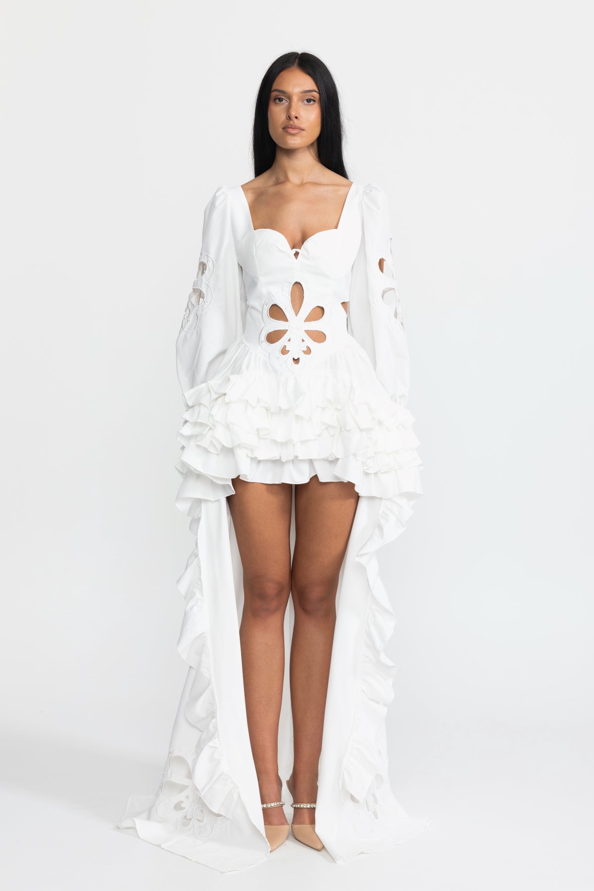 Robe longue asymétrique blanche à manches bouffantes, broderies, découpes et volants 