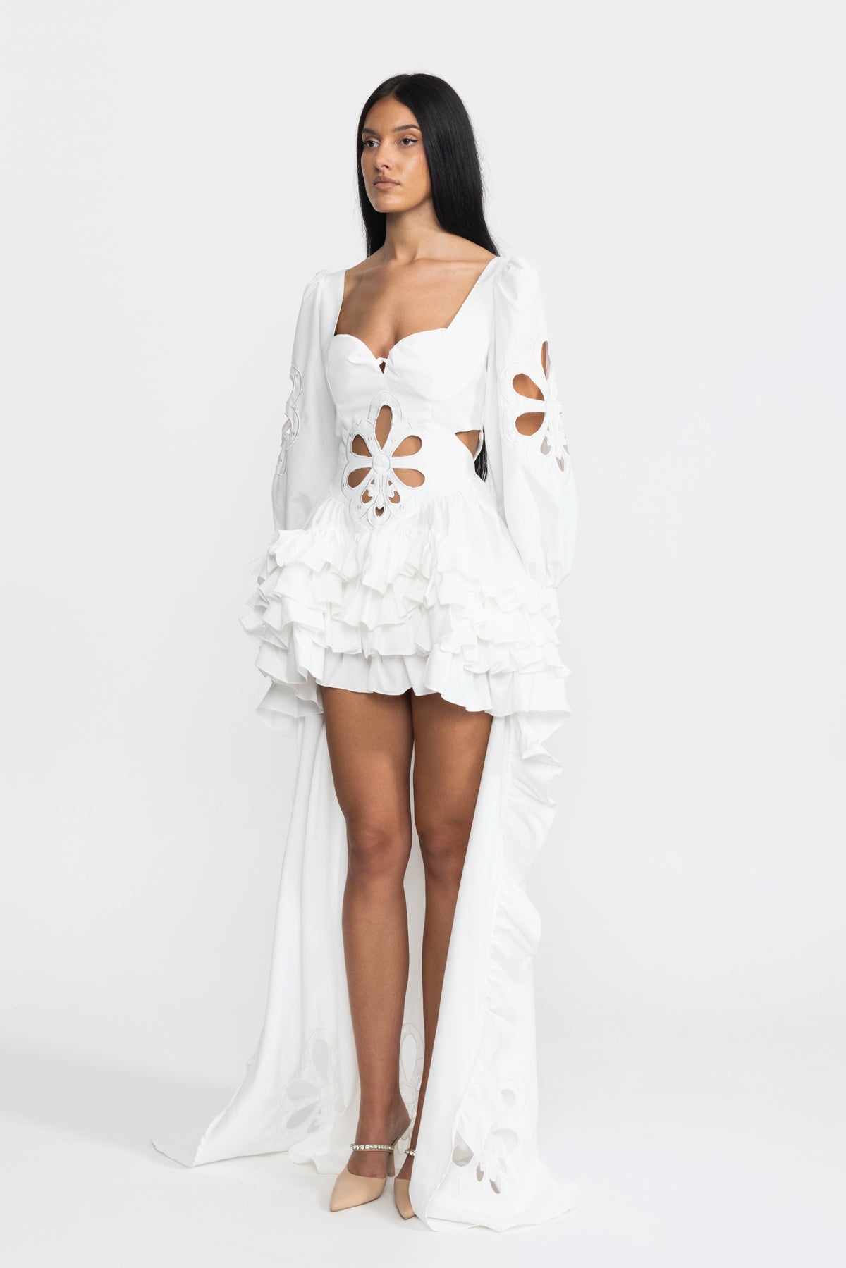 Robe longue asymétrique blanche à manches bouffantes, broderies, découpes et volants 