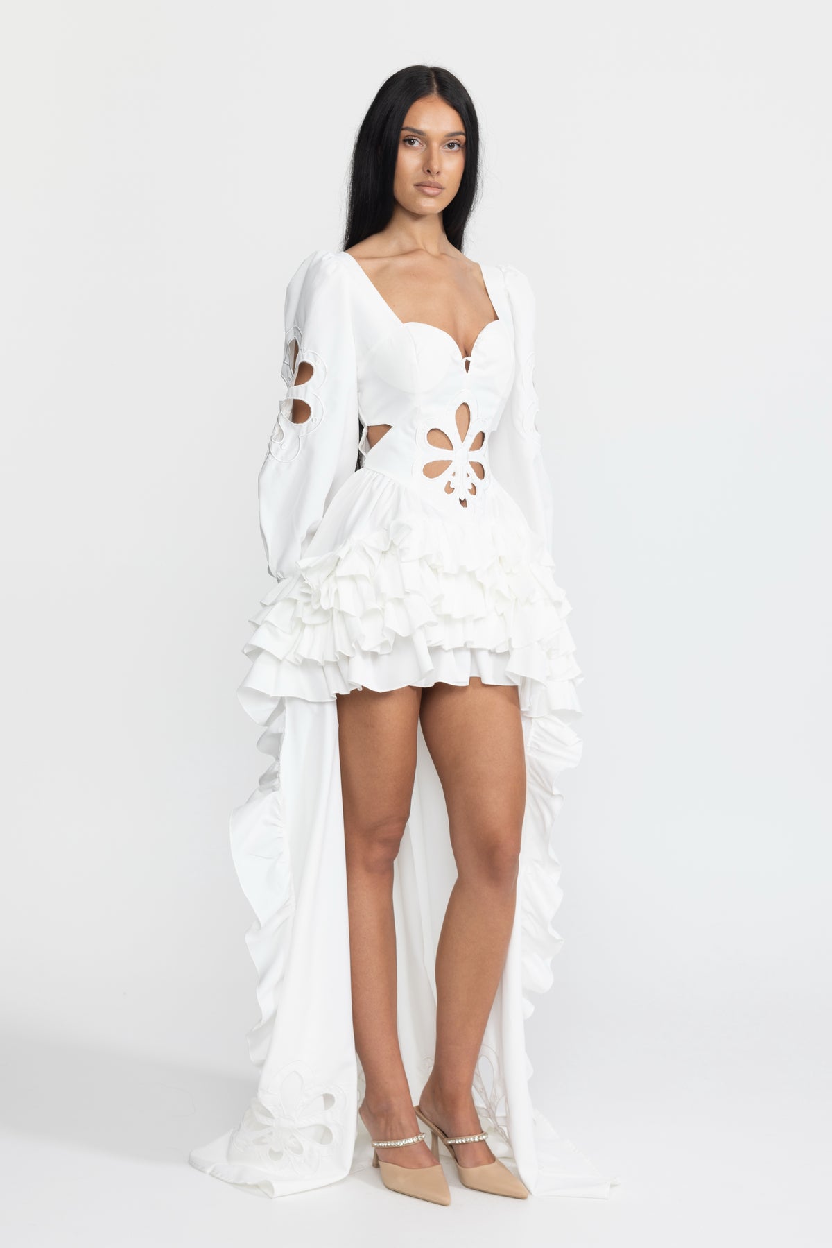 Robe longue asymétrique blanche à manches bouffantes, broderies, découpes et volants 