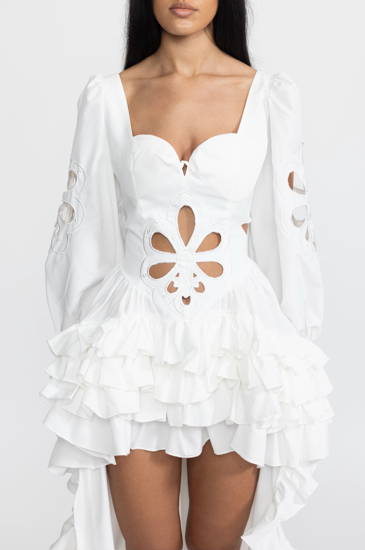 Robe longue asymétrique blanche à manches bouffantes, broderies, découpes et volants 