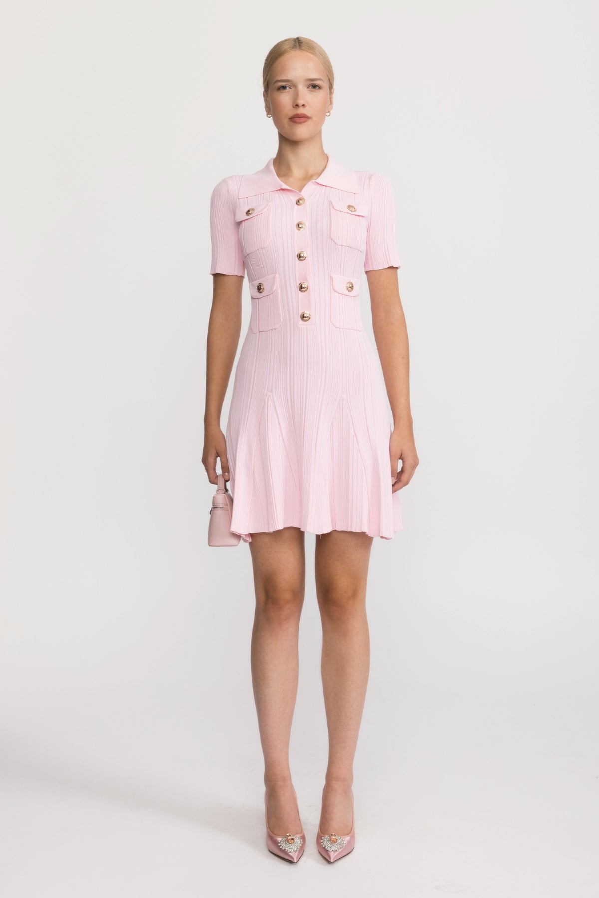 Robe mini en maille côtelée à col polo et boutons dorés - Rose 