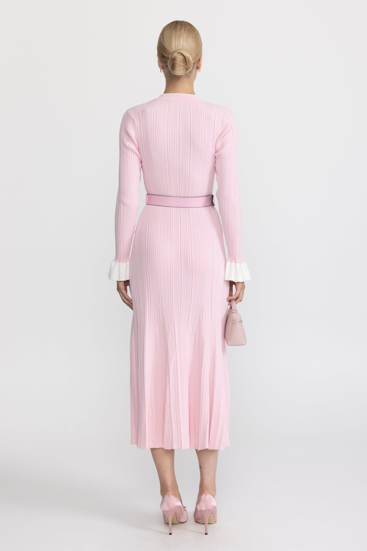 Robe midi en maille côtelée ceinturée à boutons sur le devant - rose 