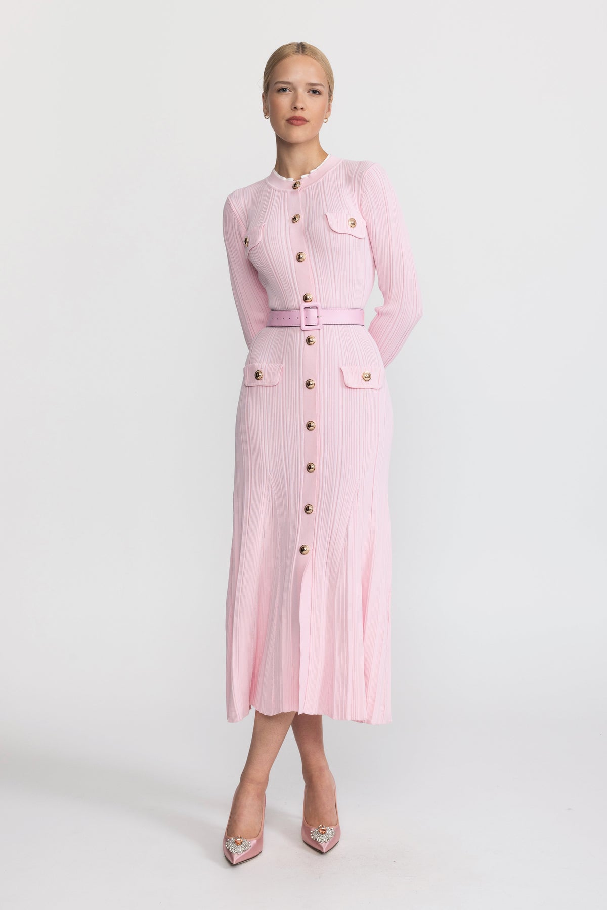 Robe midi en maille côtelée ceinturée à boutons sur le devant - rose 