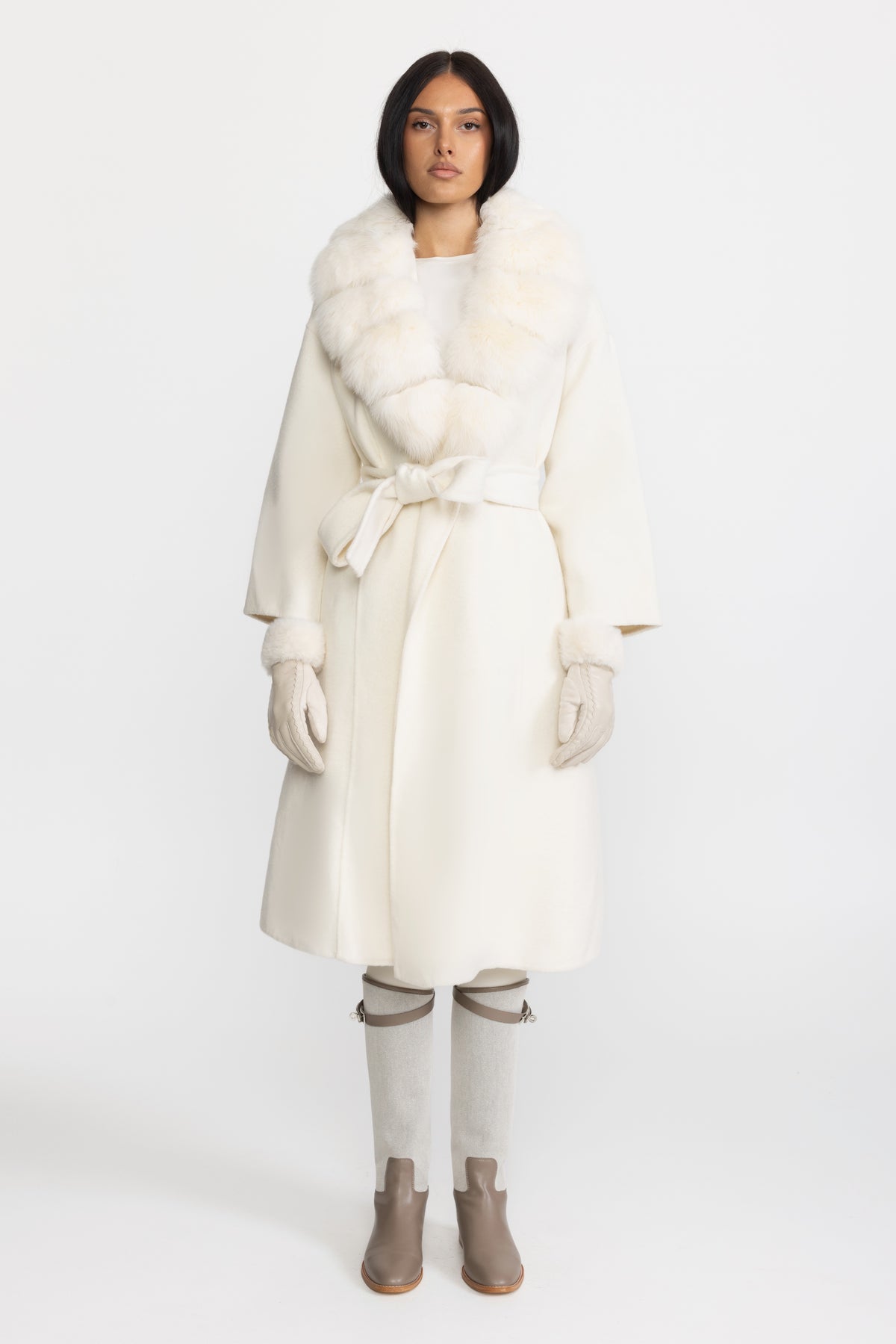 Manteau en laine avec col en fourrure de renard et ceinture à nouer – Ivoire 