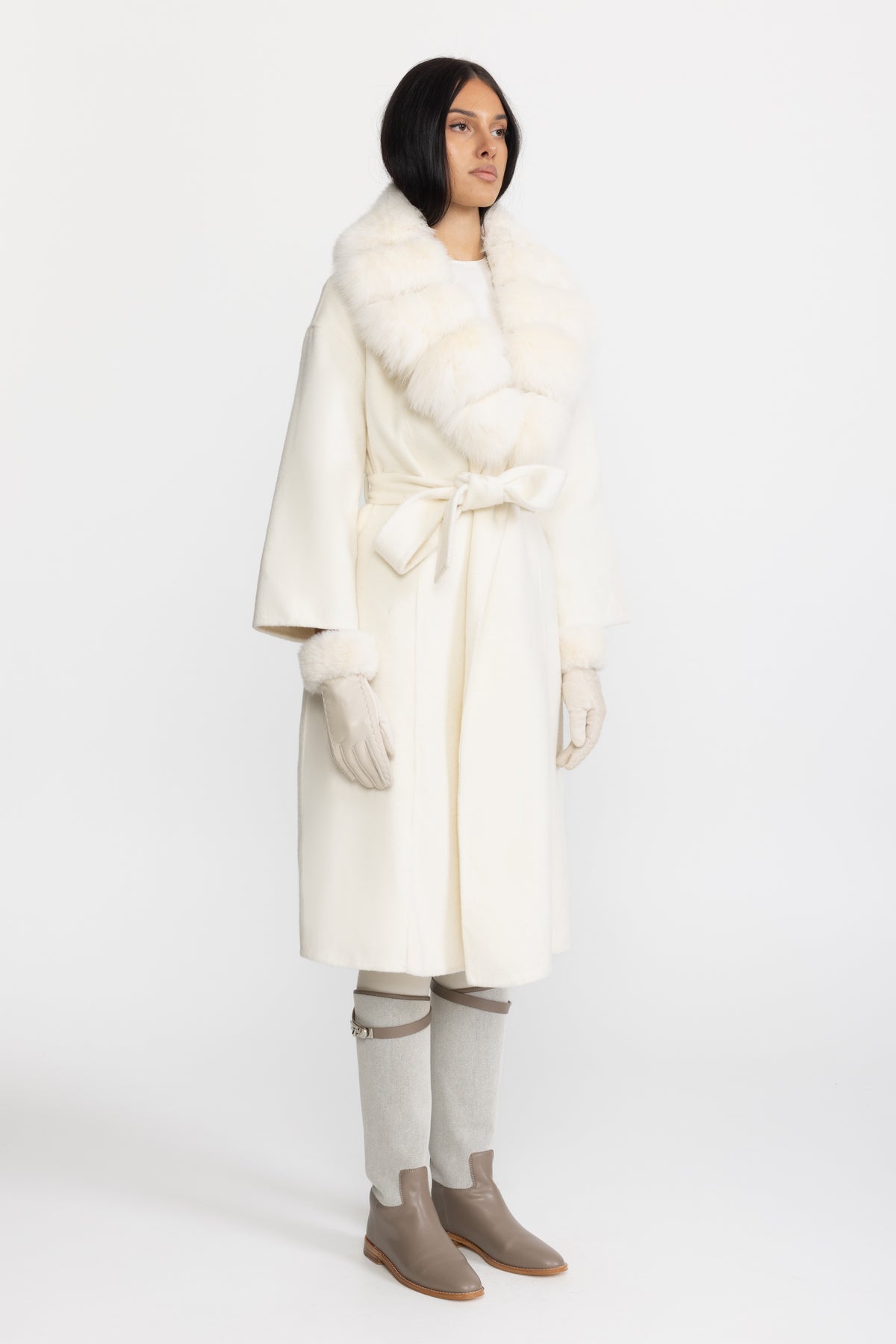 Manteau en laine avec col en fourrure de renard et ceinture à nouer – Ivoire 