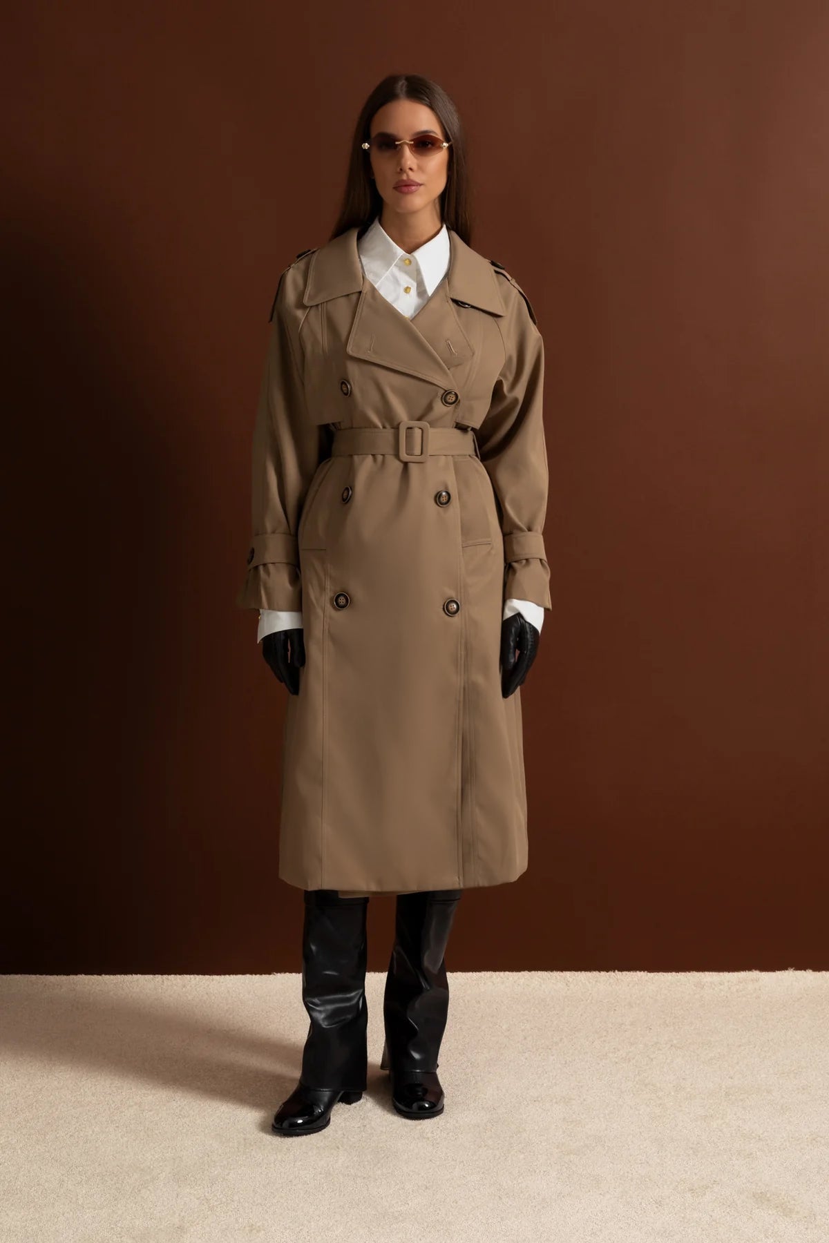 Trench-coat mi-long croisé à double boutonnage avec taille ceinturée – Kaki 