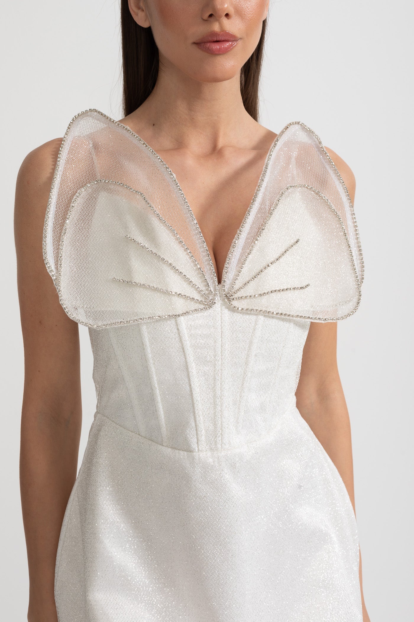 Robe Mini Ajustée Avec Corsage Structuré Et Accents En Organza Transparent - Blanc 