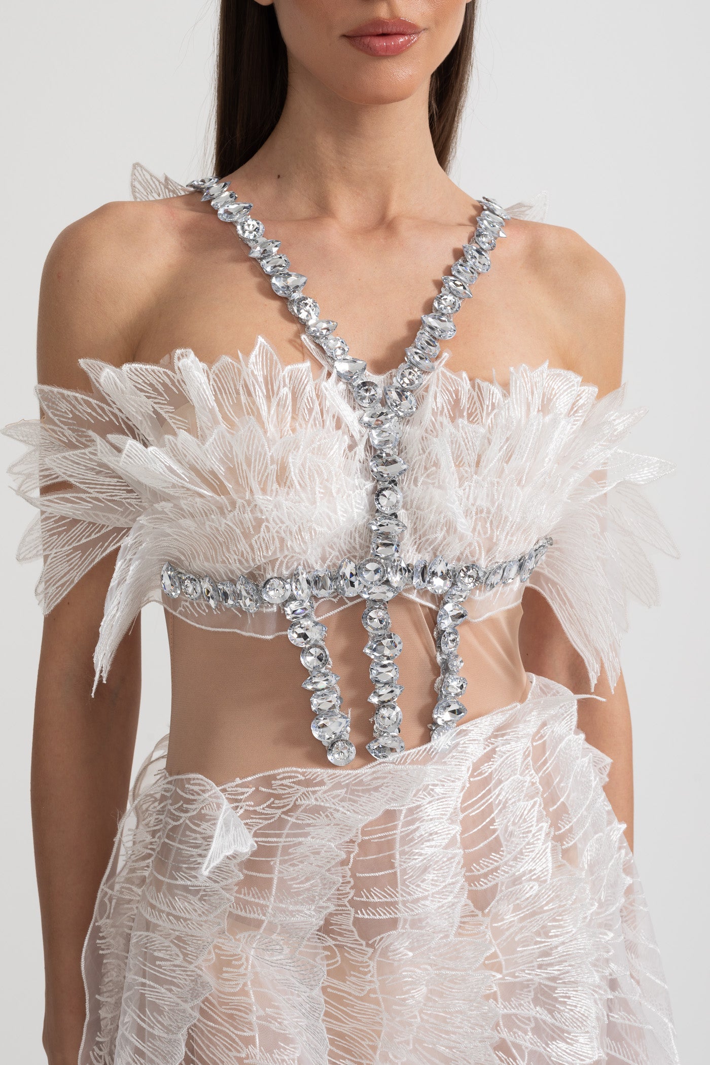 Robe Mini Éthérée avec Texture Ailées Transparentes et Ornements de Cristal - Blanc 