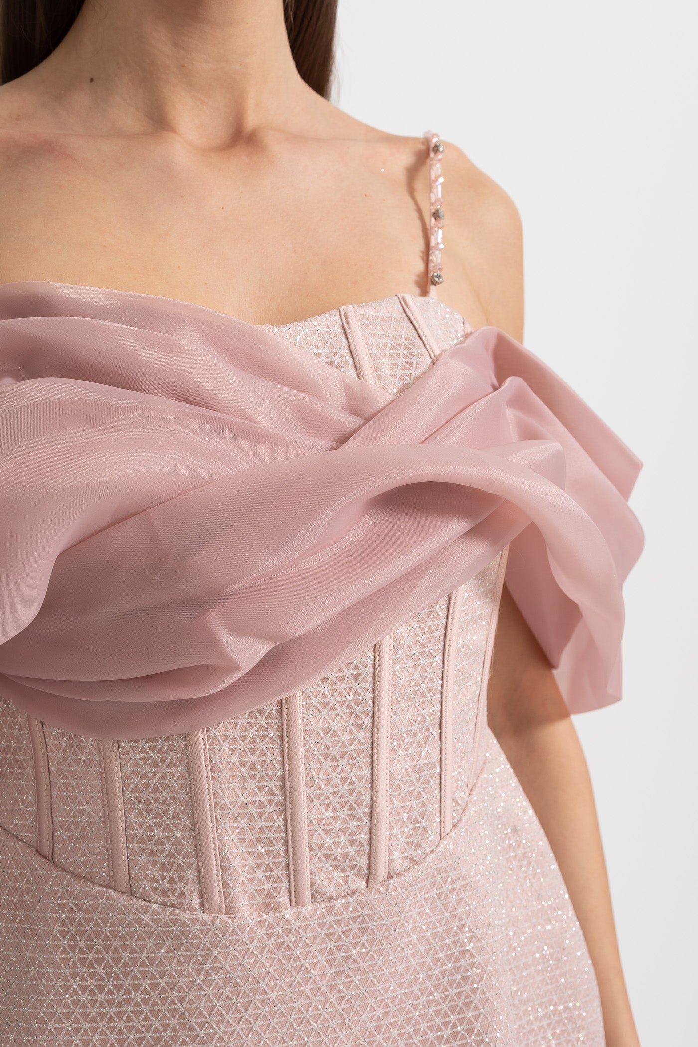 Robe courte texturée avec corsage ajusté, tissu à motifs et superposition drapée transparente - Rose 