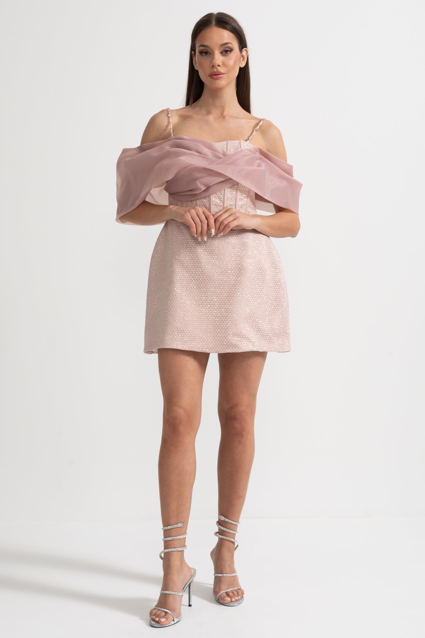 Robe courte texturée avec corsage ajusté, tissu à motifs et superposition drapée transparente - Rose 