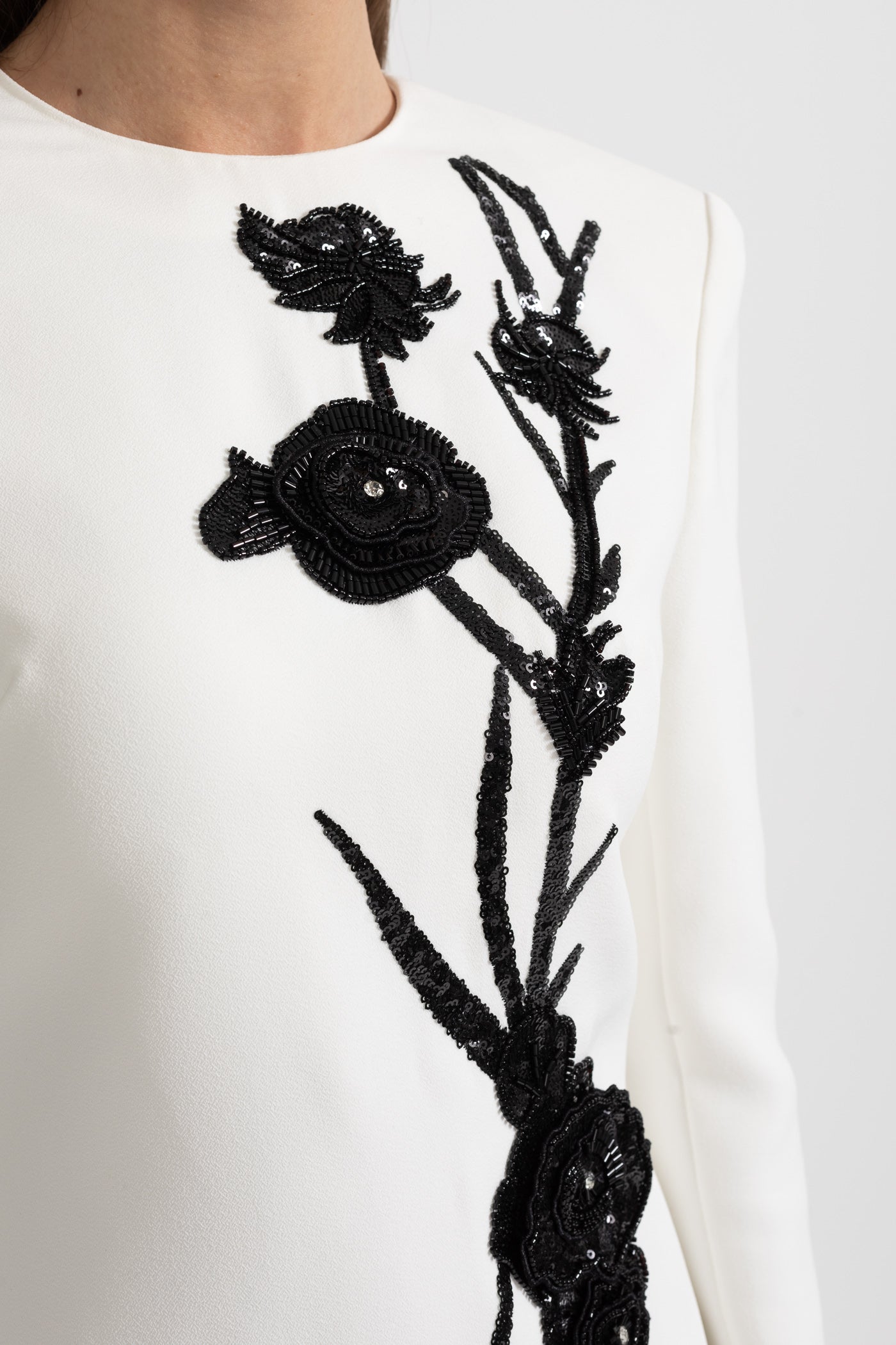 Robe Mini à Manches Longues avec Broderie Florale Contrastante - Blanc 