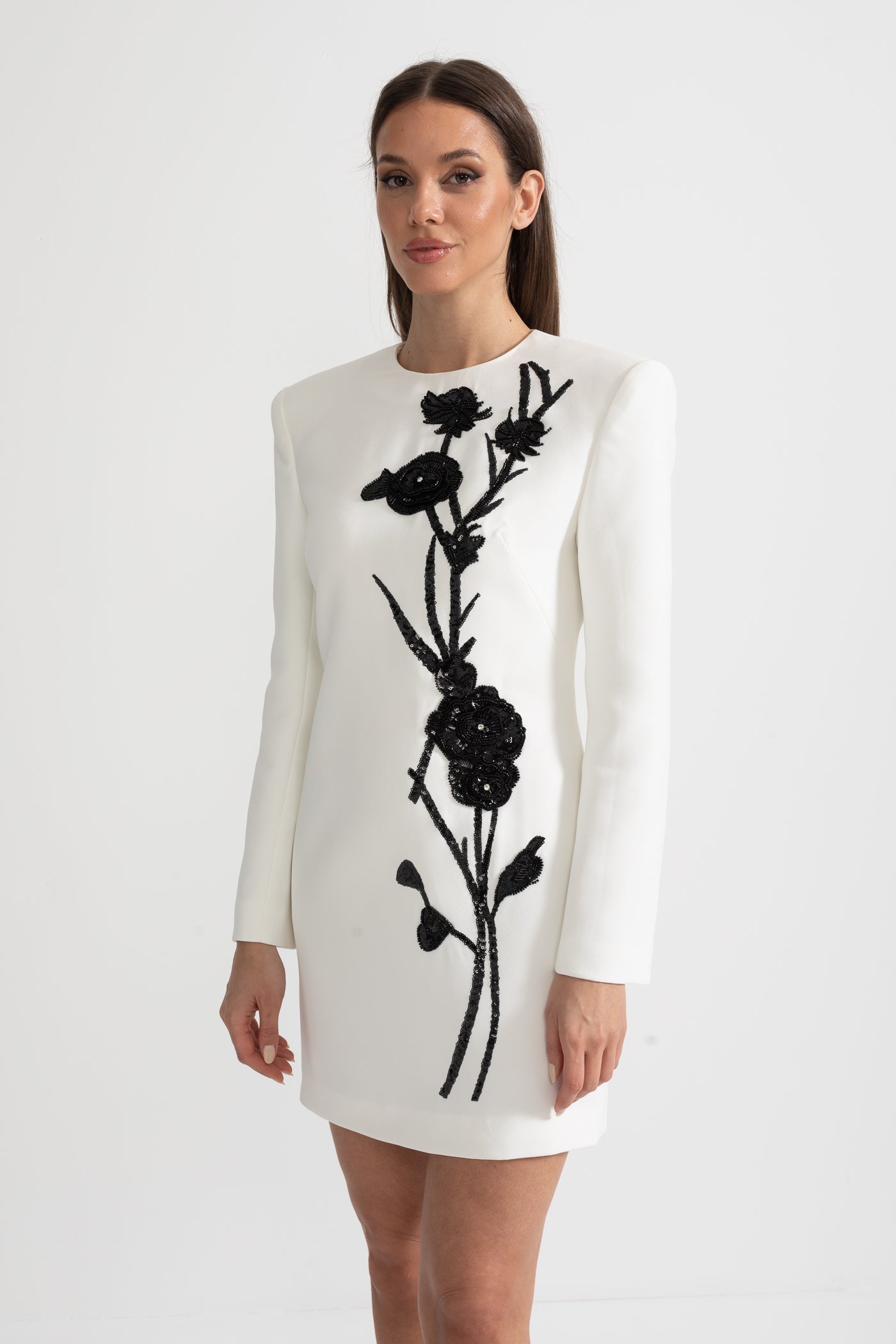 Robe Mini à Manches Longues avec Broderie Florale Contrastante - Blanc 