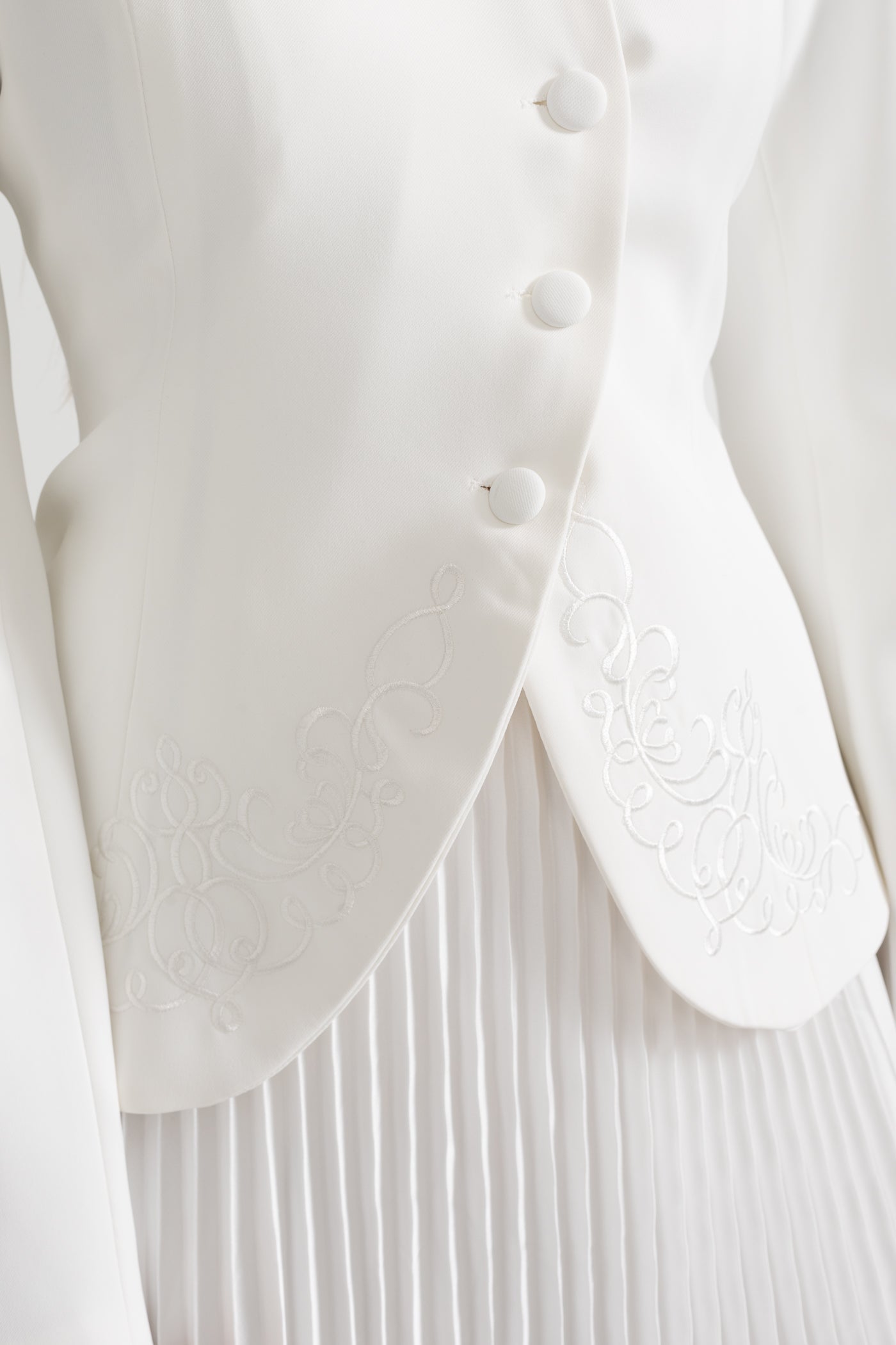 Ensemble coordonné jupe plissée et veste structurée avec surpiqûres décoratives - Blanc 