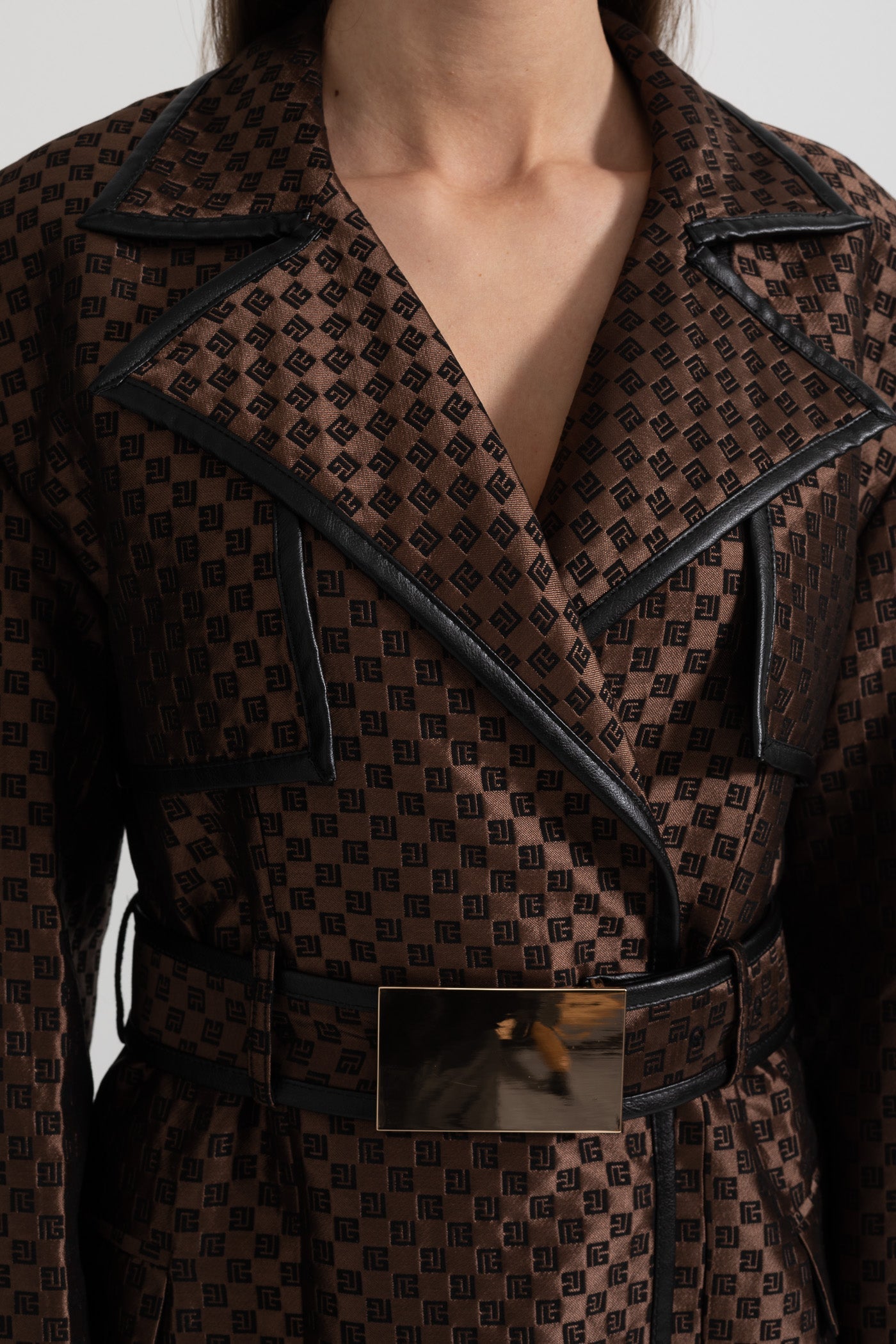 Trench-coat en jacquard avec ceinture taille à boucle dorée - Marron 