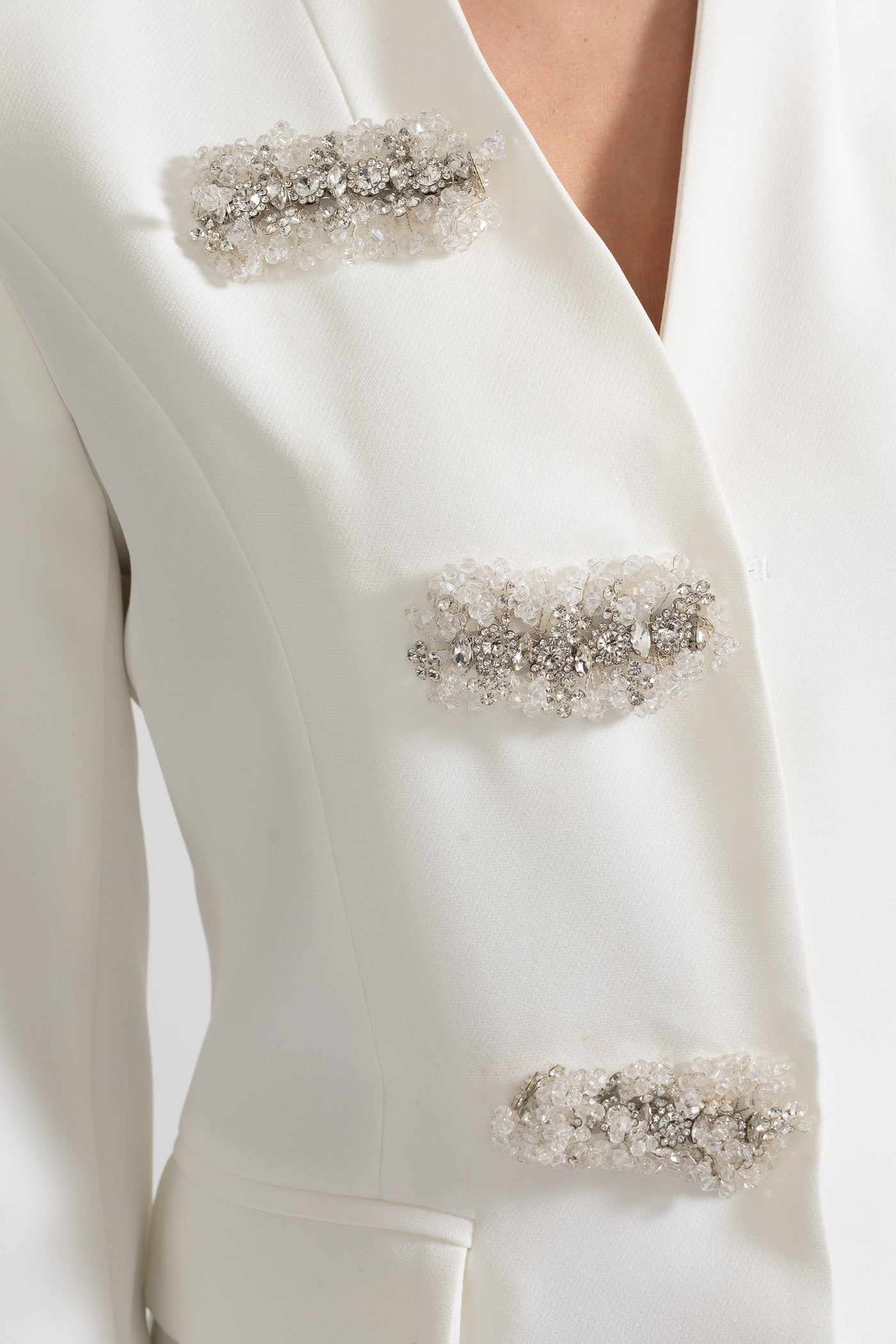 Blazer ajusté avec épaules structurées et fermoirs floraux argentés - Blanc 