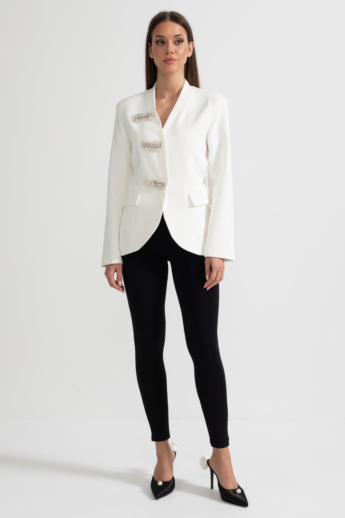 Blazer ajusté avec épaules structurées et fermoirs floraux argentés - Blanc 