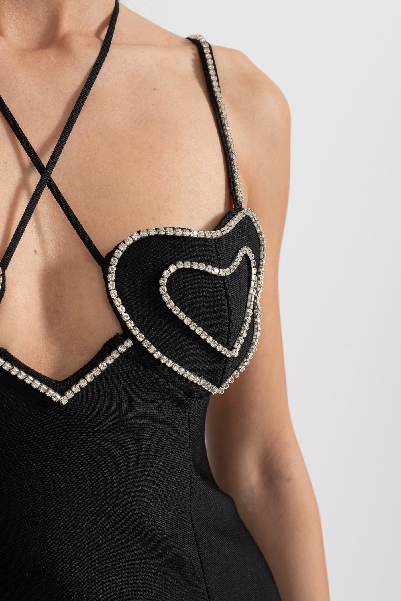 Robe Miniature À Fines Bretelles Délicates Et Détail De Corsage En Cristal En Forme De Cœur - Noir 