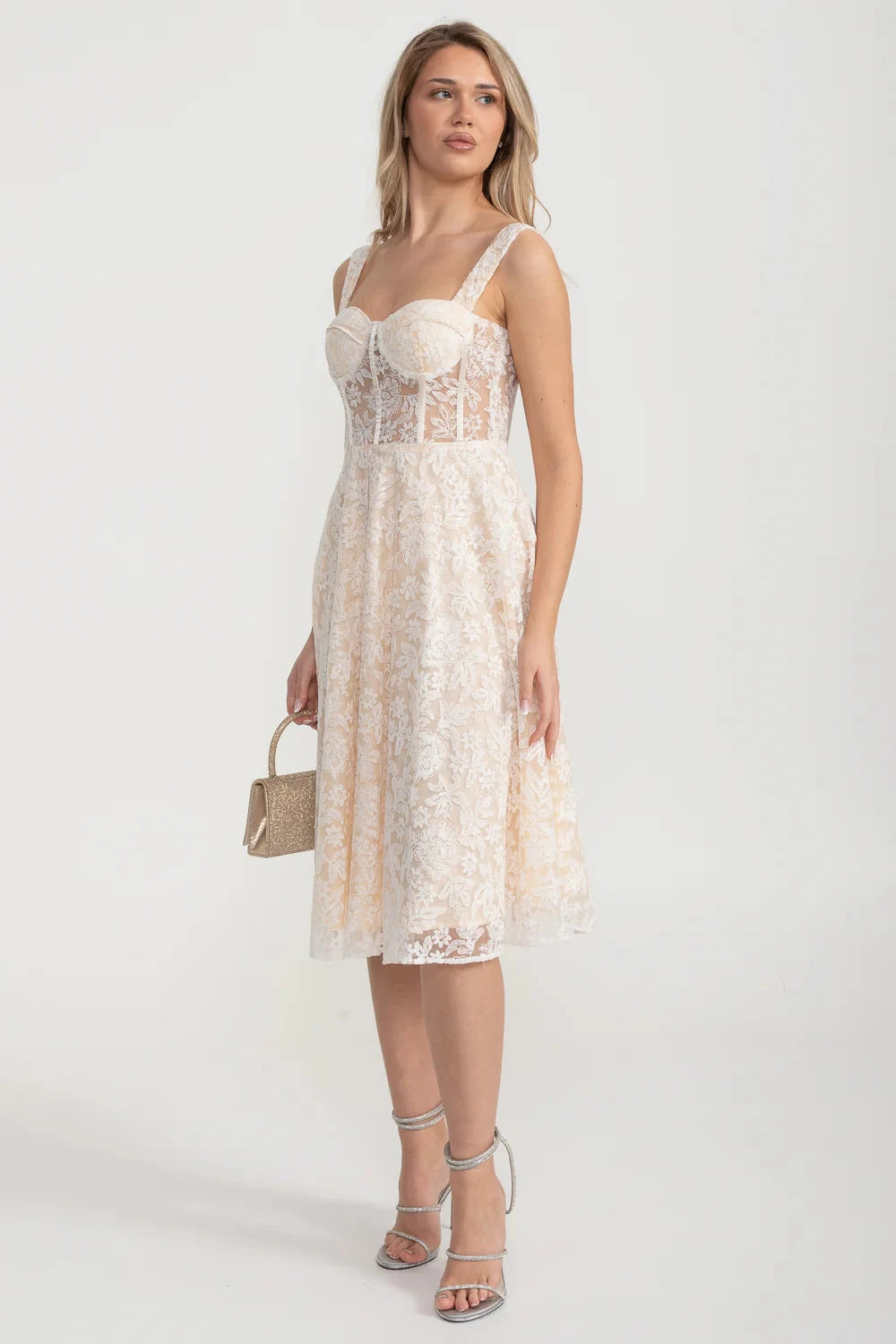 Elegant Lace Dress With Fitted Bodice And Delicate Floral Patterns - Ivoire