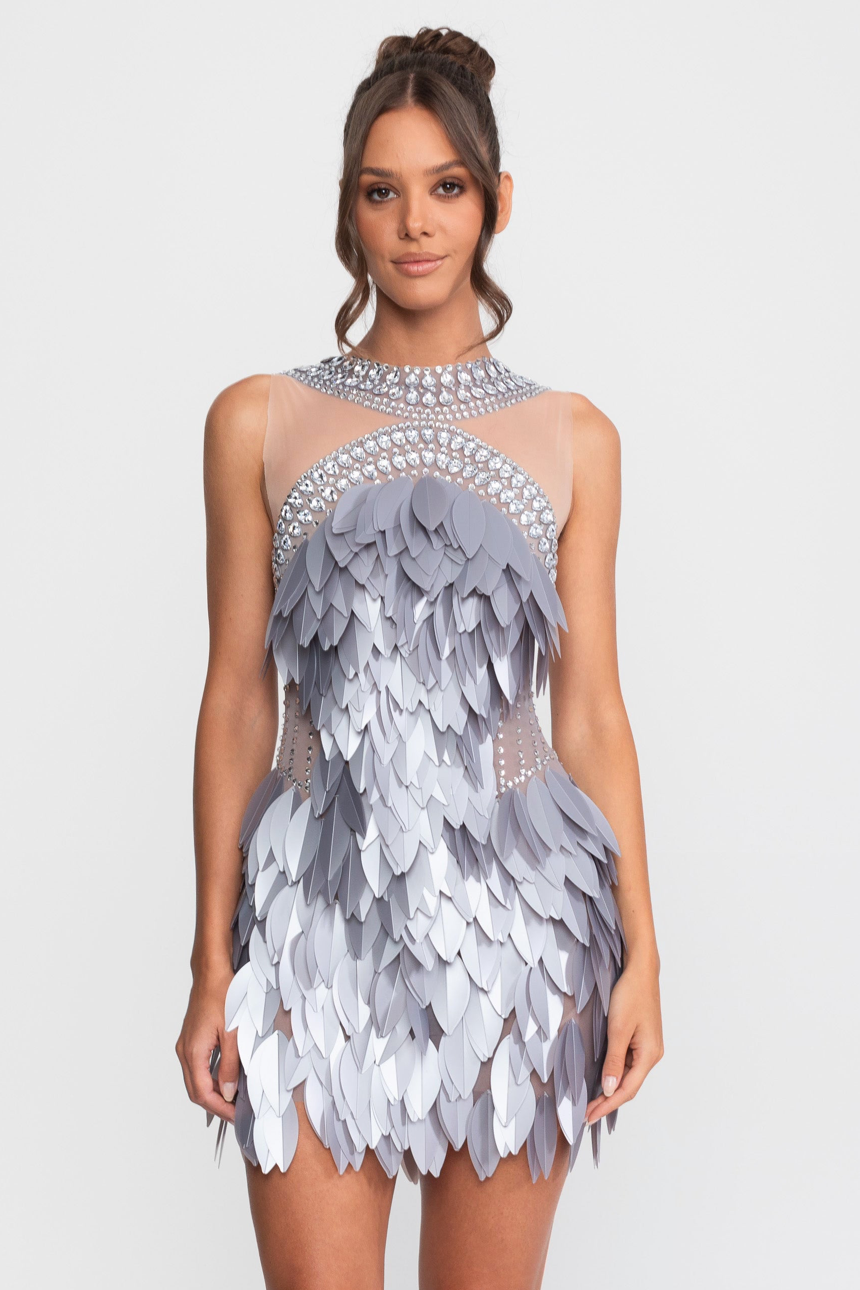 Robe mini sans manches en maille transparente à panneaux de plumes et cristaux - Gris 