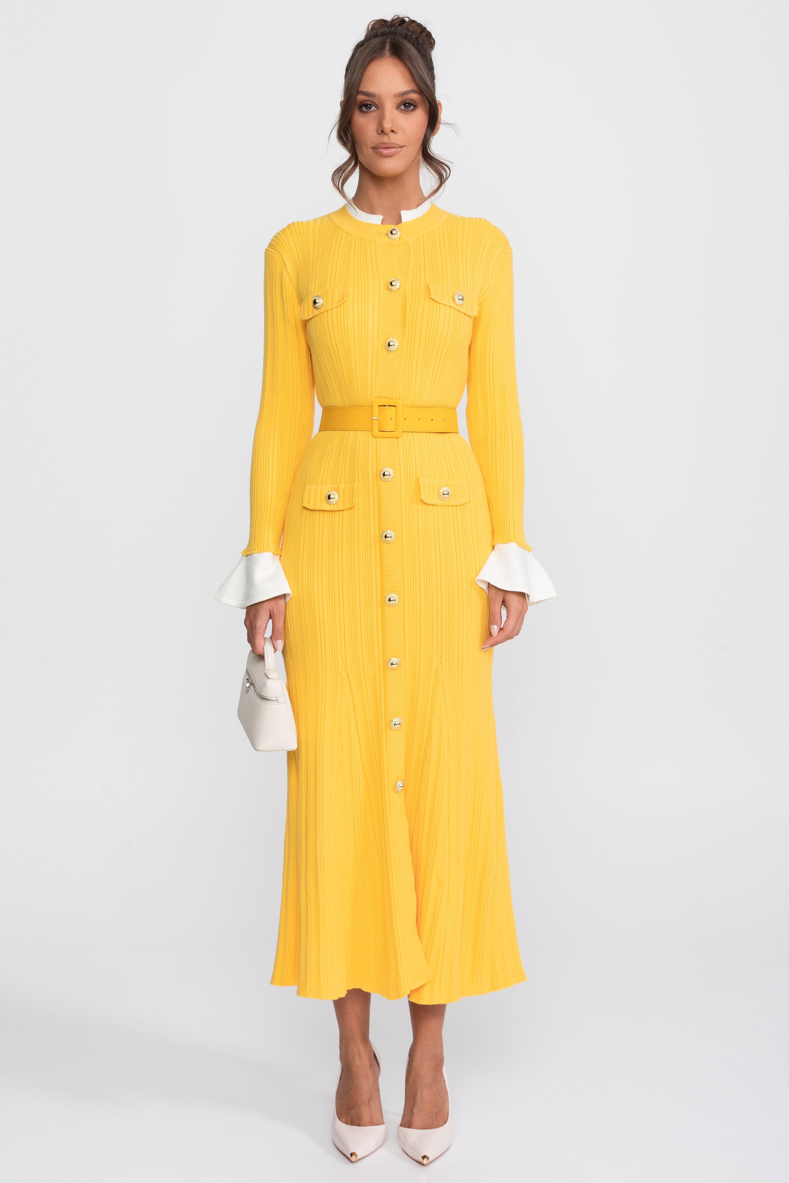 Robe midi en maille côtelée avec ceinture, poignets et col blancs - jaune 