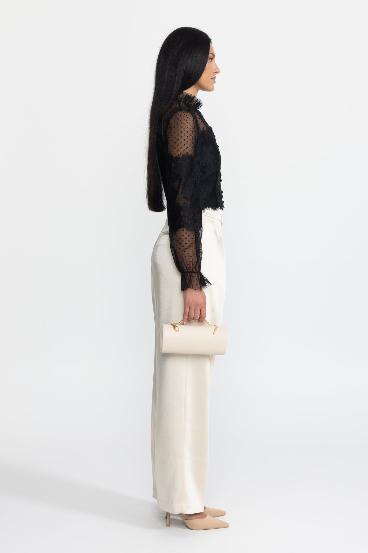 Blouse courte noire en dentelle et tulle plumetis à col volanté 