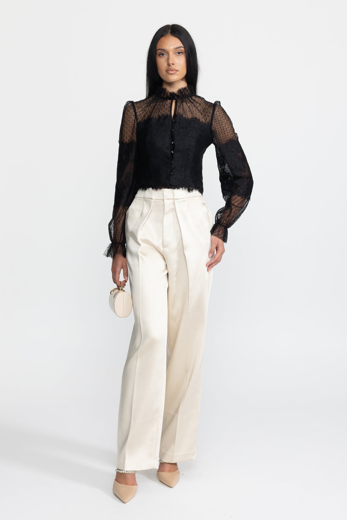 Blouse courte noire en dentelle et tulle plumetis à col volanté 