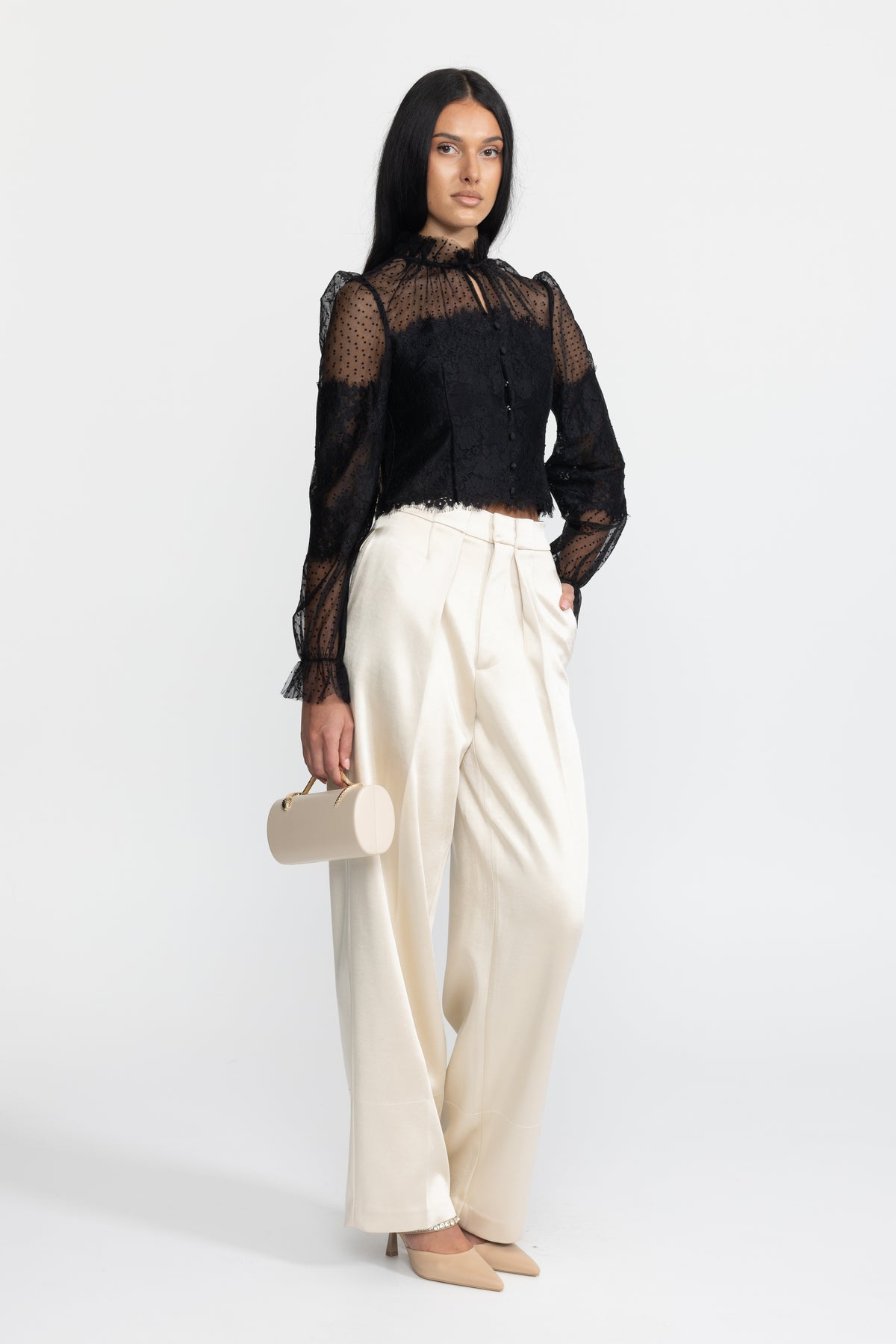 Blouse courte noire en dentelle et tulle plumetis à col volanté 