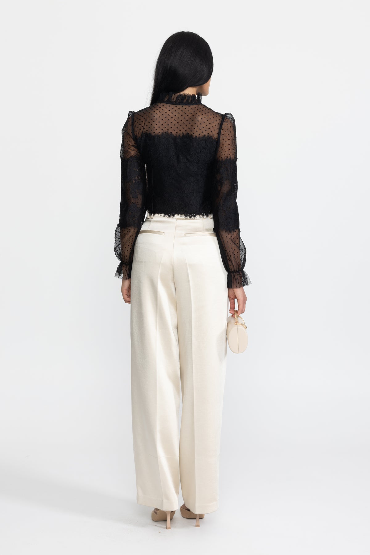 Blouse courte noire en dentelle et tulle plumetis à col volanté 