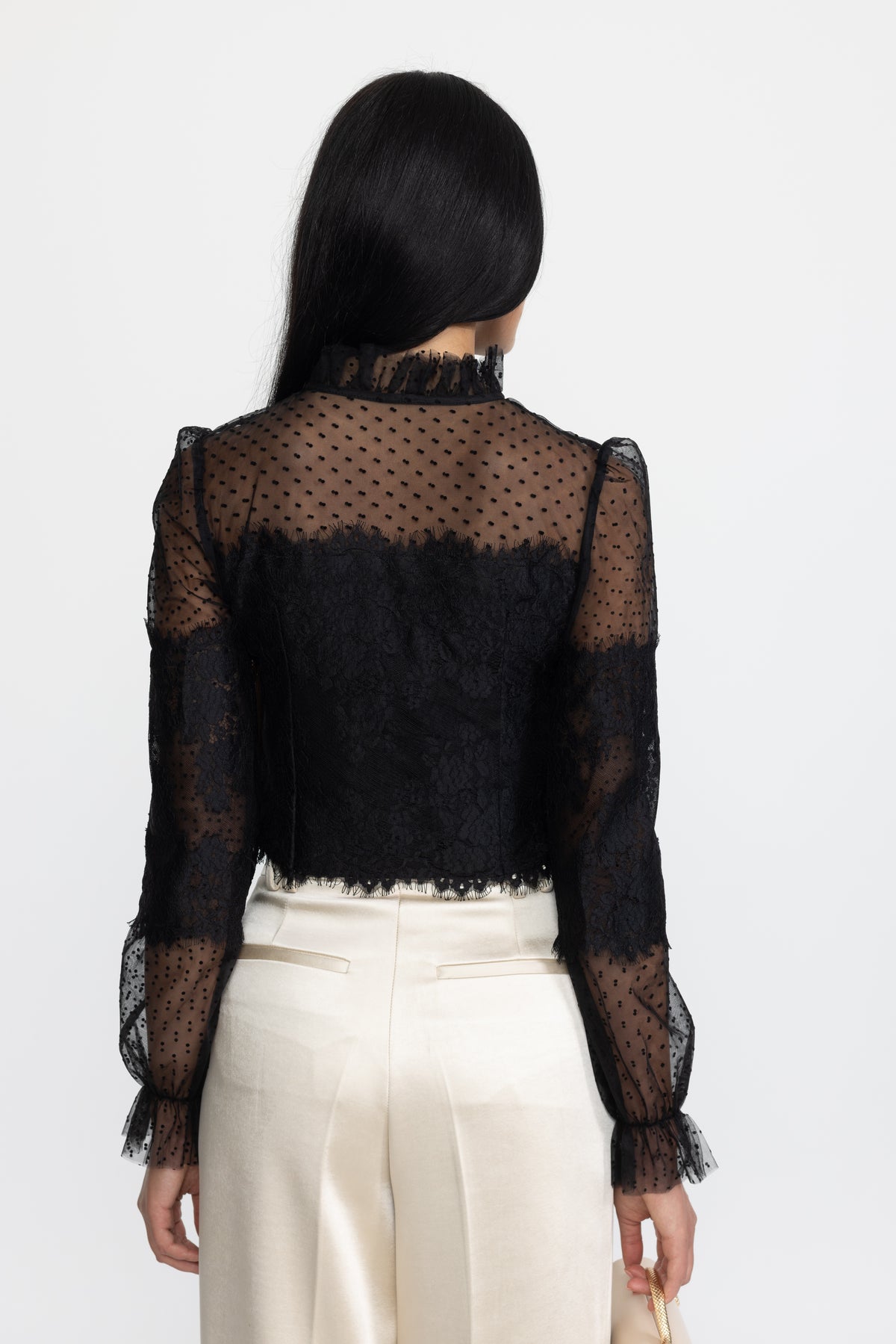 Blouse courte noire en dentelle et tulle plumetis à col volanté 