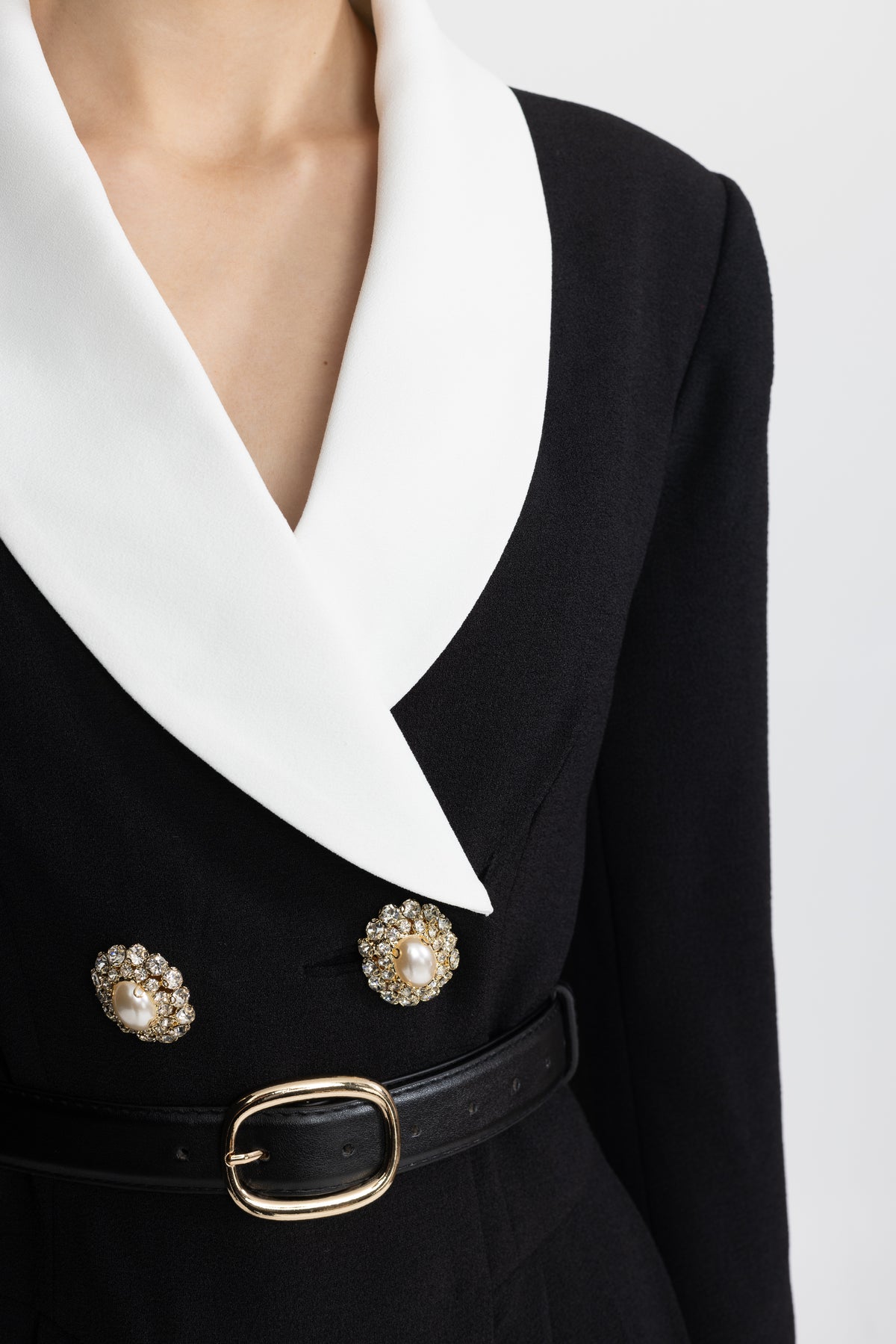 Robe blazer mini plissée ceinturée à revers contrastés - noir 