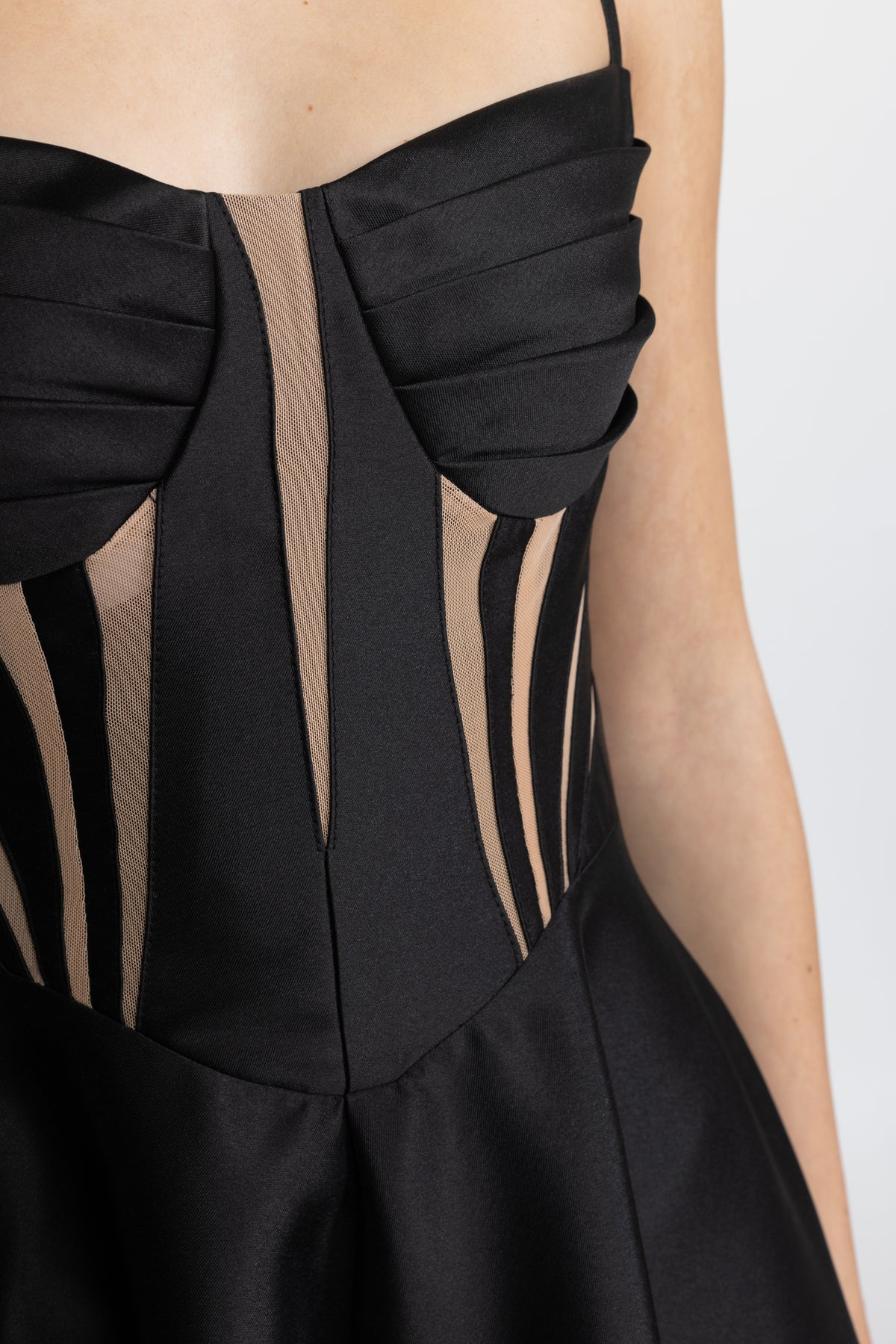 Robe midi corset en satin à empiècements transparents - Noir 
