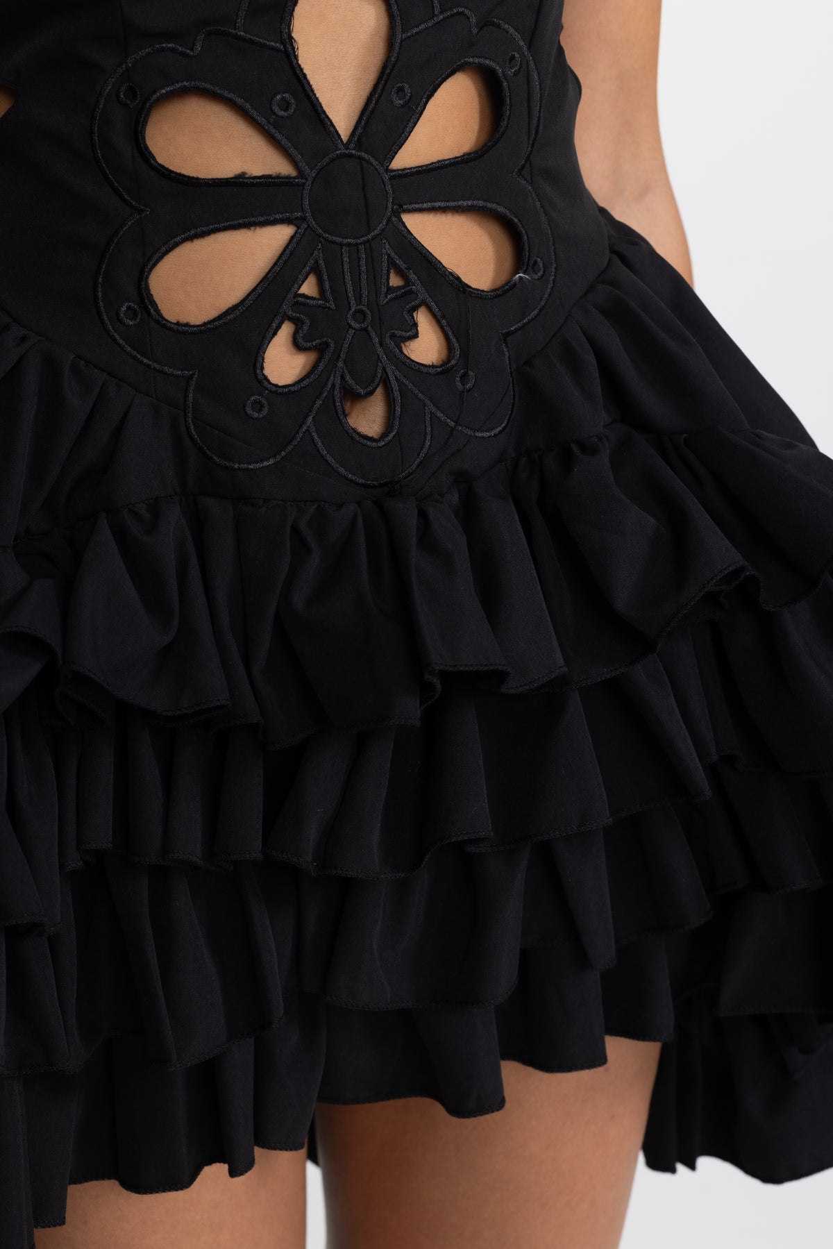 Robe mini à volants avec découpes fleurs brodées - Noir 