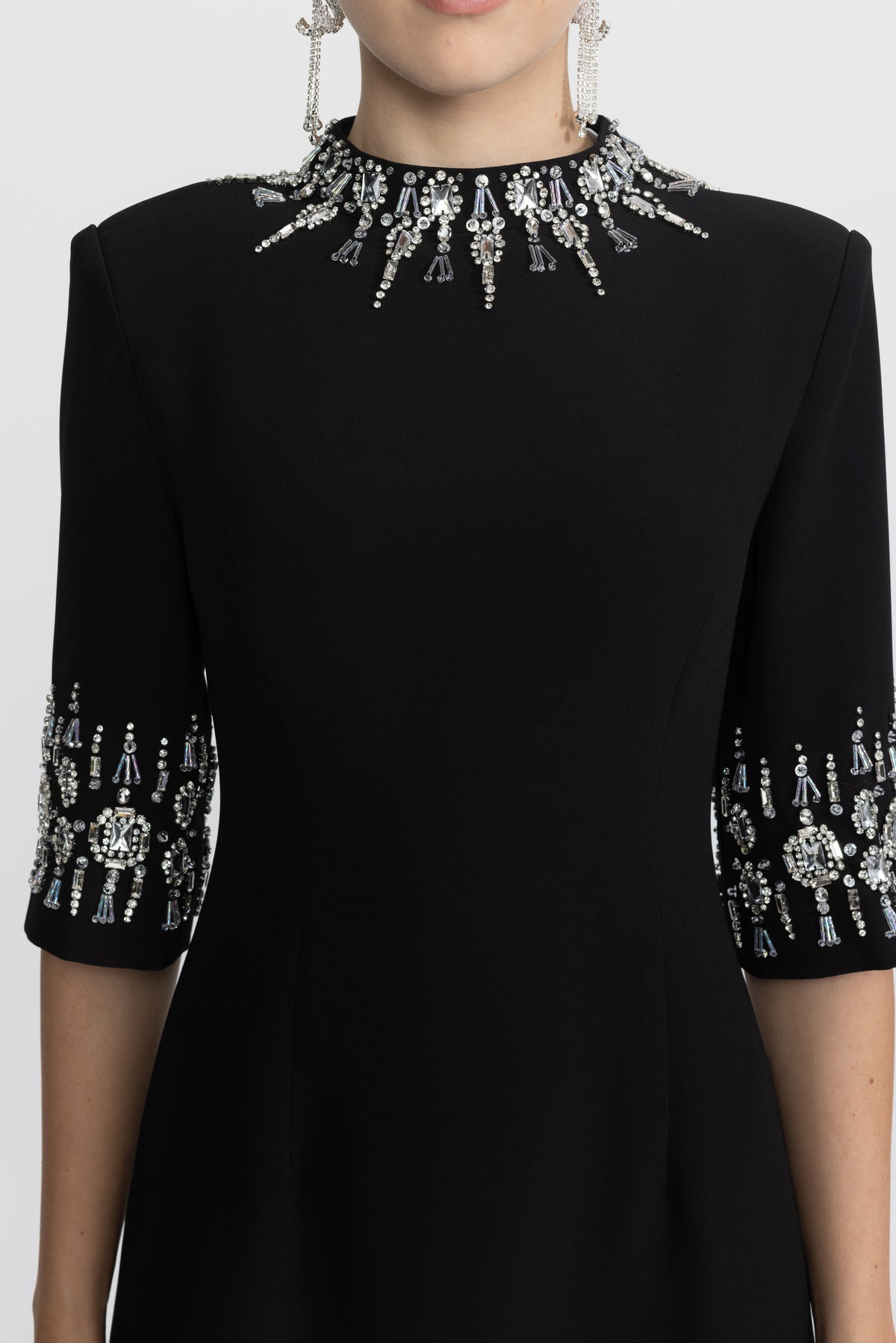 Robe longue noire à col et poignets ornés de cristaux 