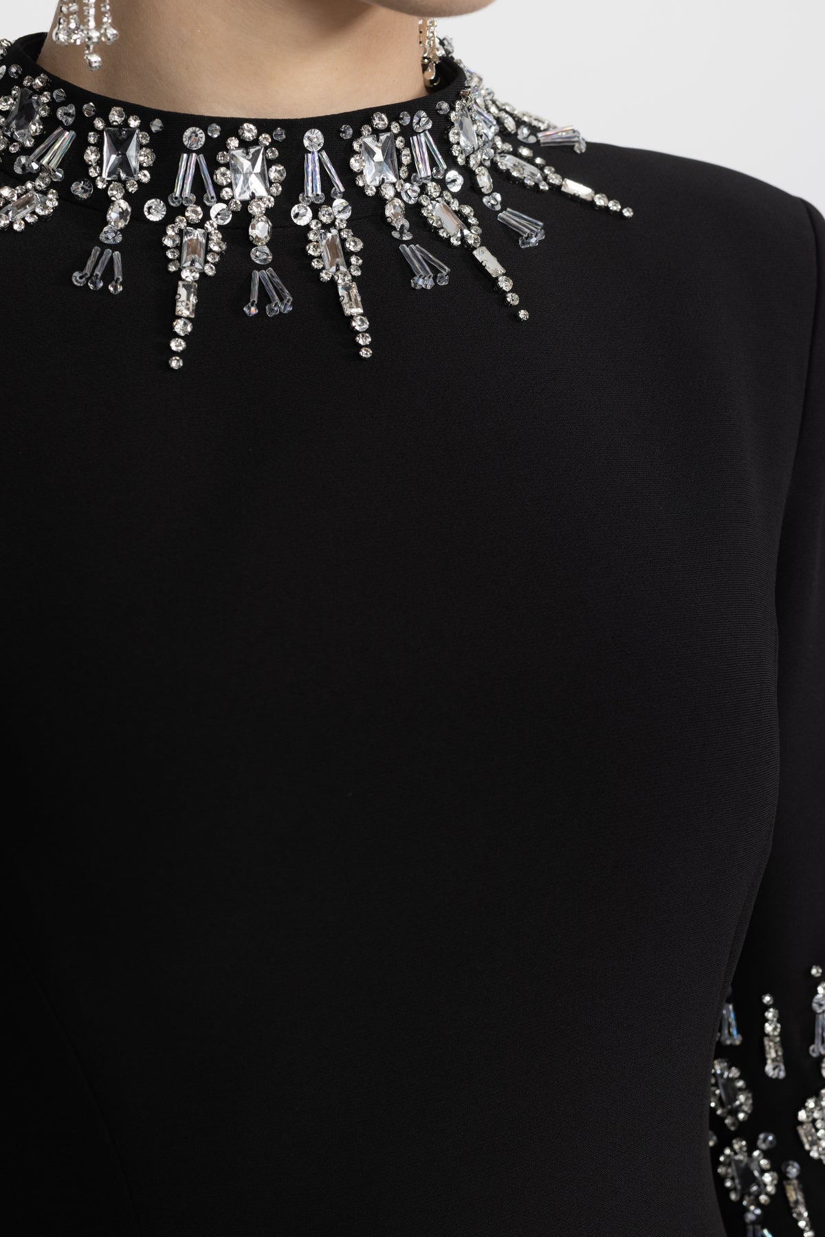 Robe longue noire à col et poignets ornés de cristaux 