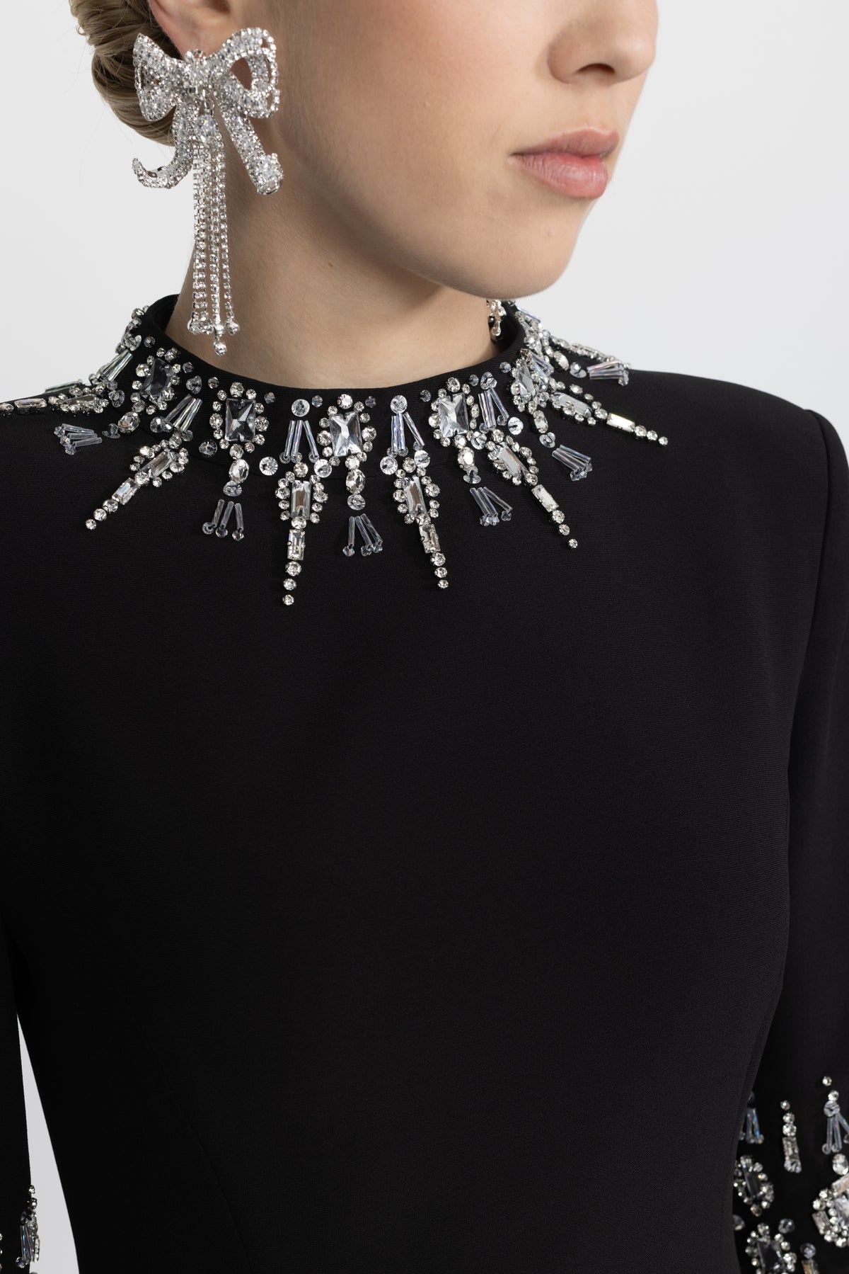 Robe longue noire à col et poignets ornés de cristaux 