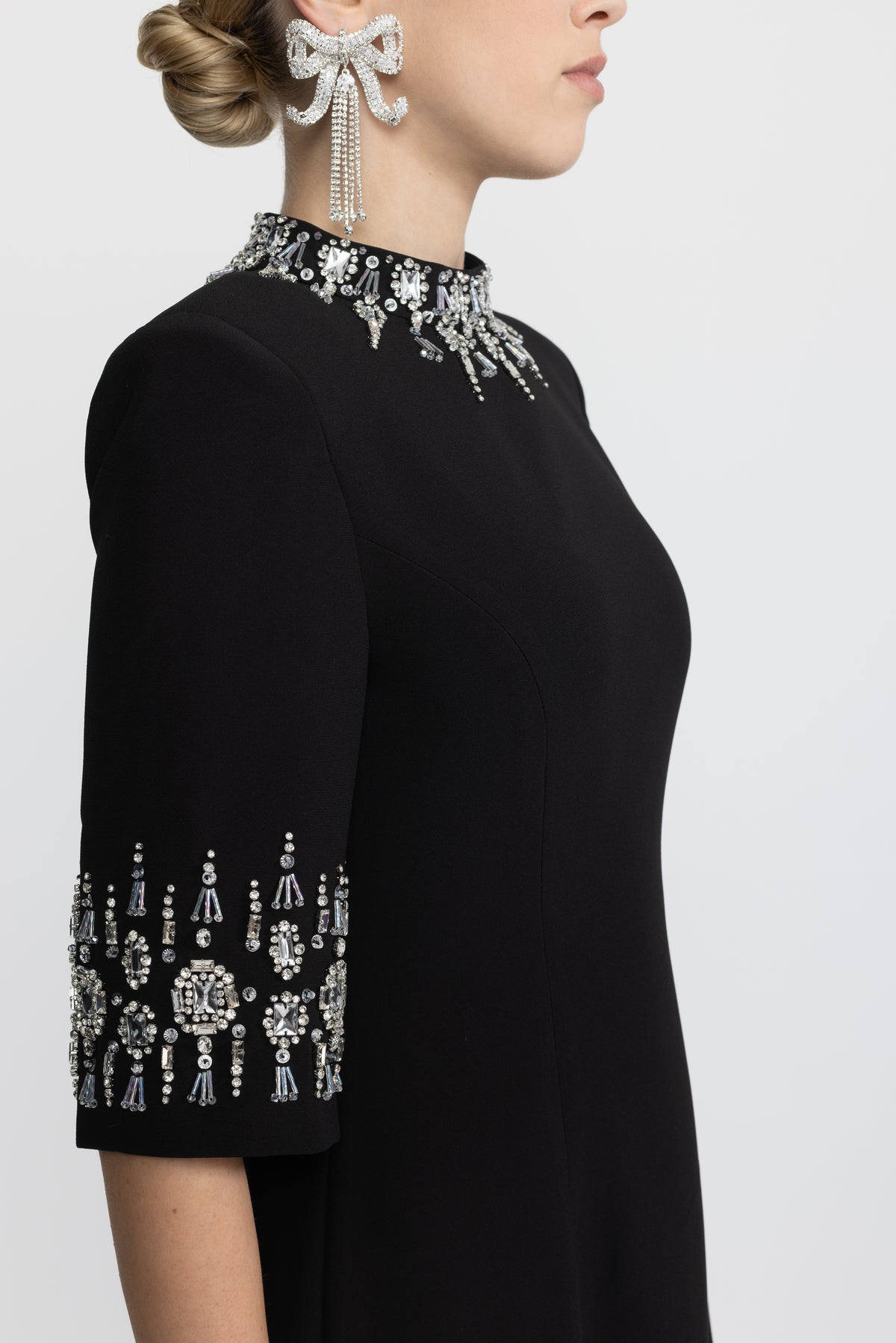 Robe longue noire à col et poignets ornés de cristaux 
