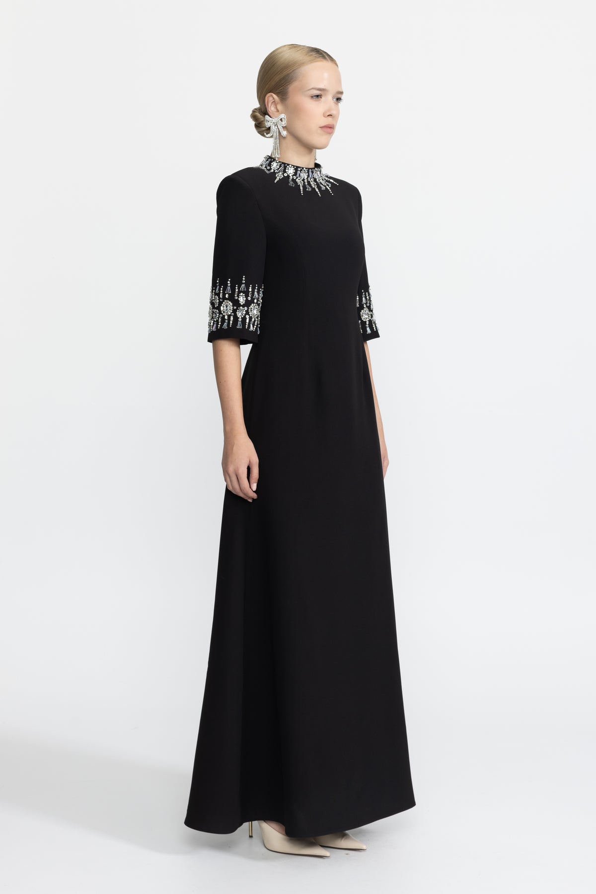 Robe longue noire à col et poignets ornés de cristaux 