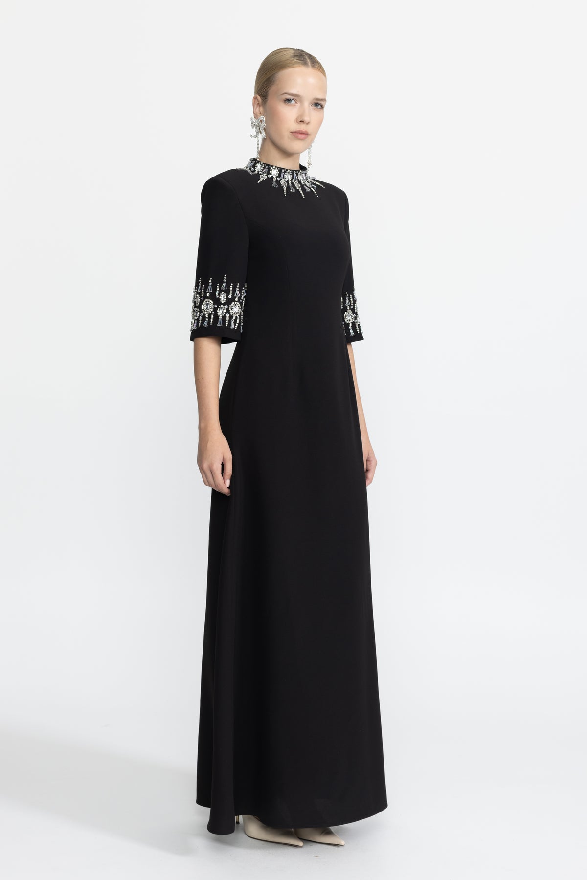 Robe longue noire à col et poignets ornés de cristaux 