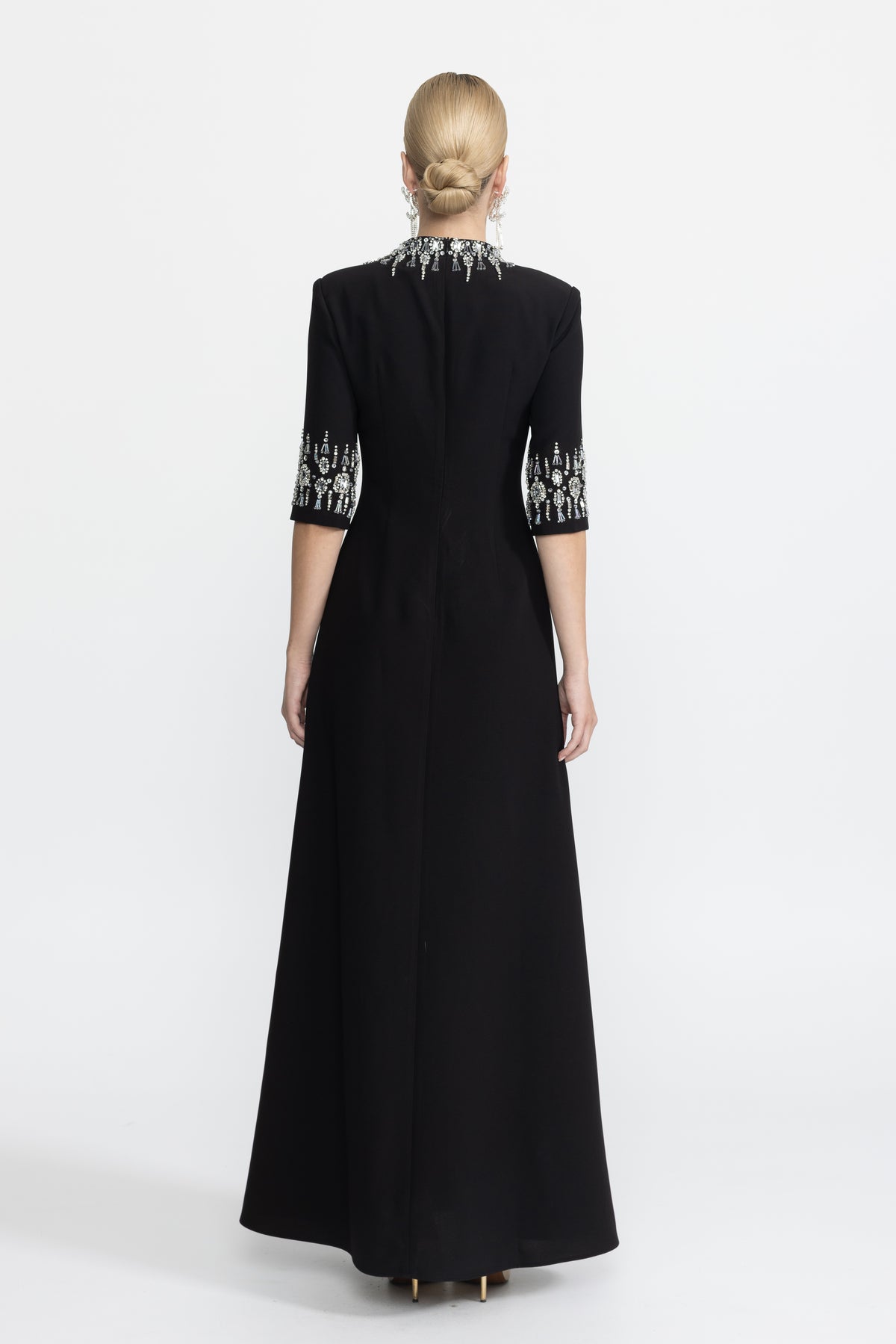 Robe longue noire à col et poignets ornés de cristaux 