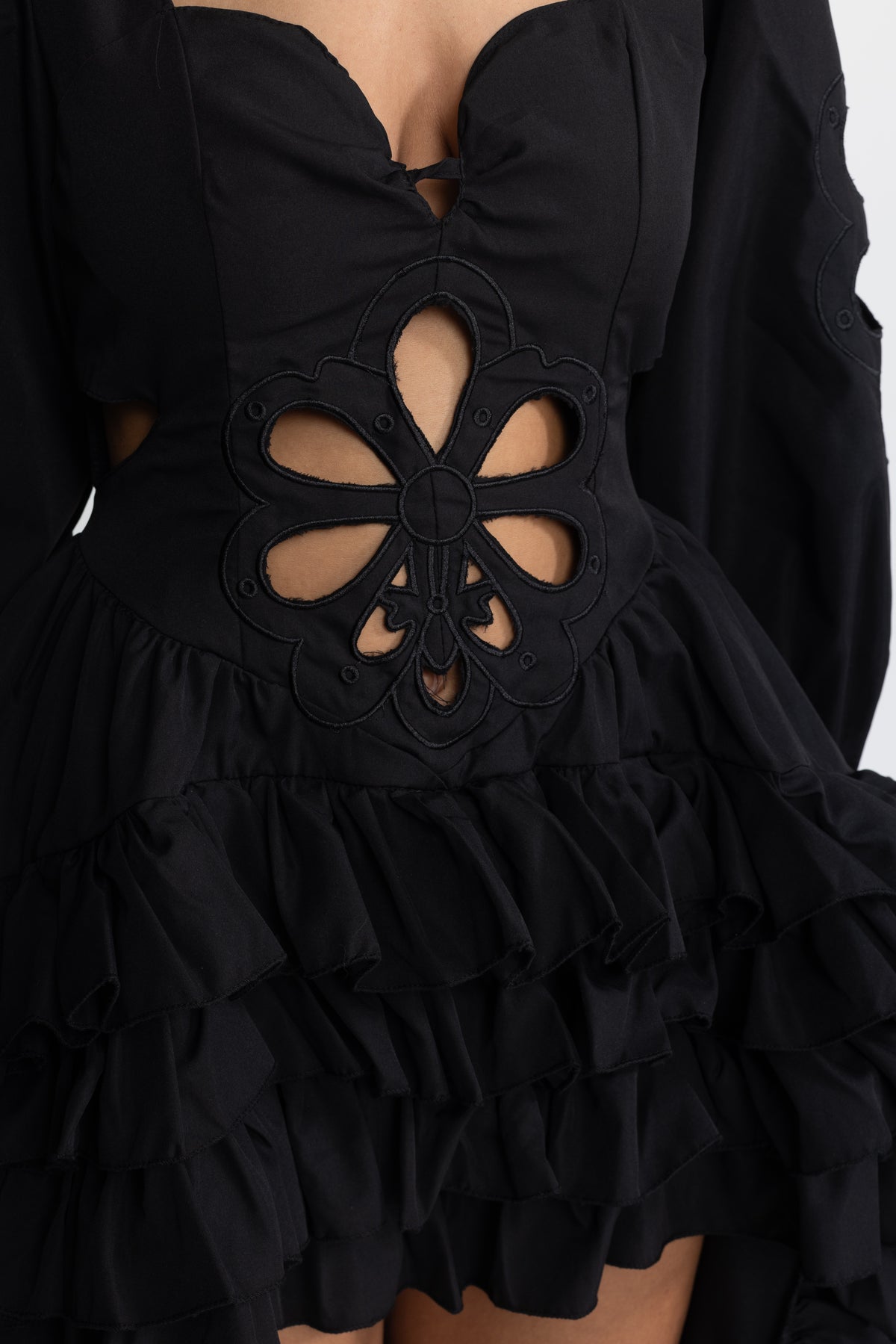 Robe asymétrique à volants, manches bouffantes et découpes brodées - Noir 