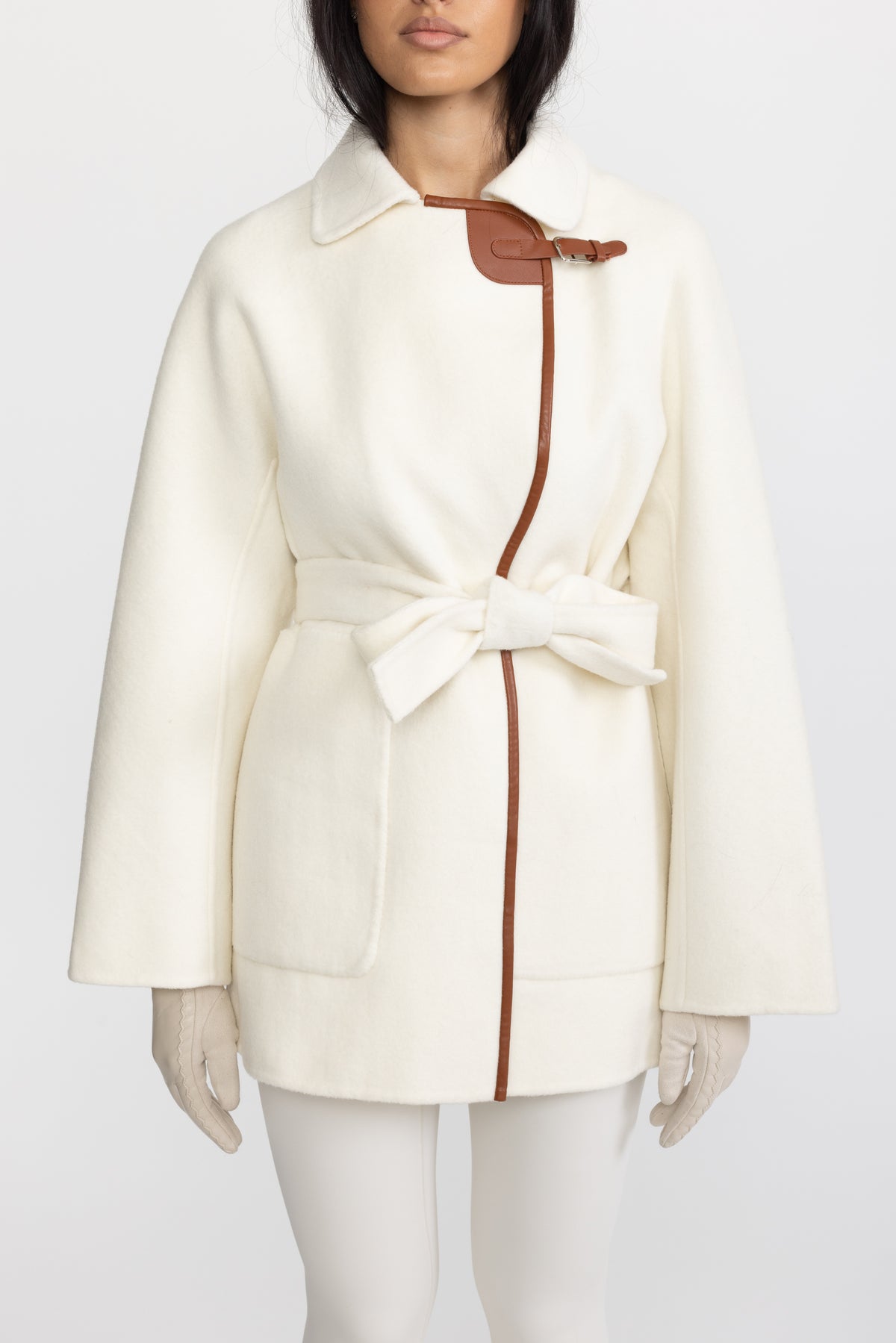 Veste en laine ceinturée à finitions en similicuir - Blanc cassé 