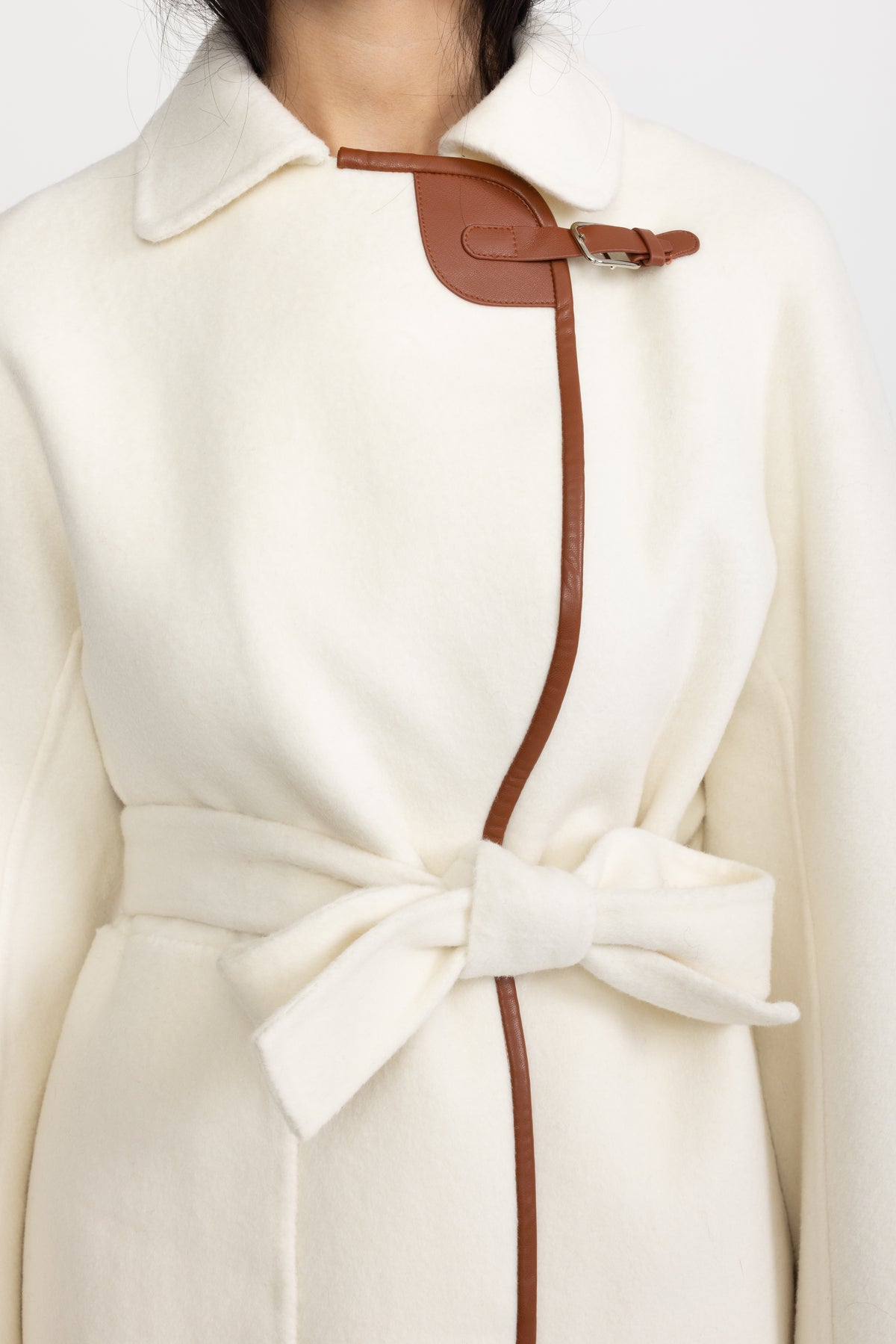 Veste en laine ceinturée à finitions en similicuir - Blanc cassé 