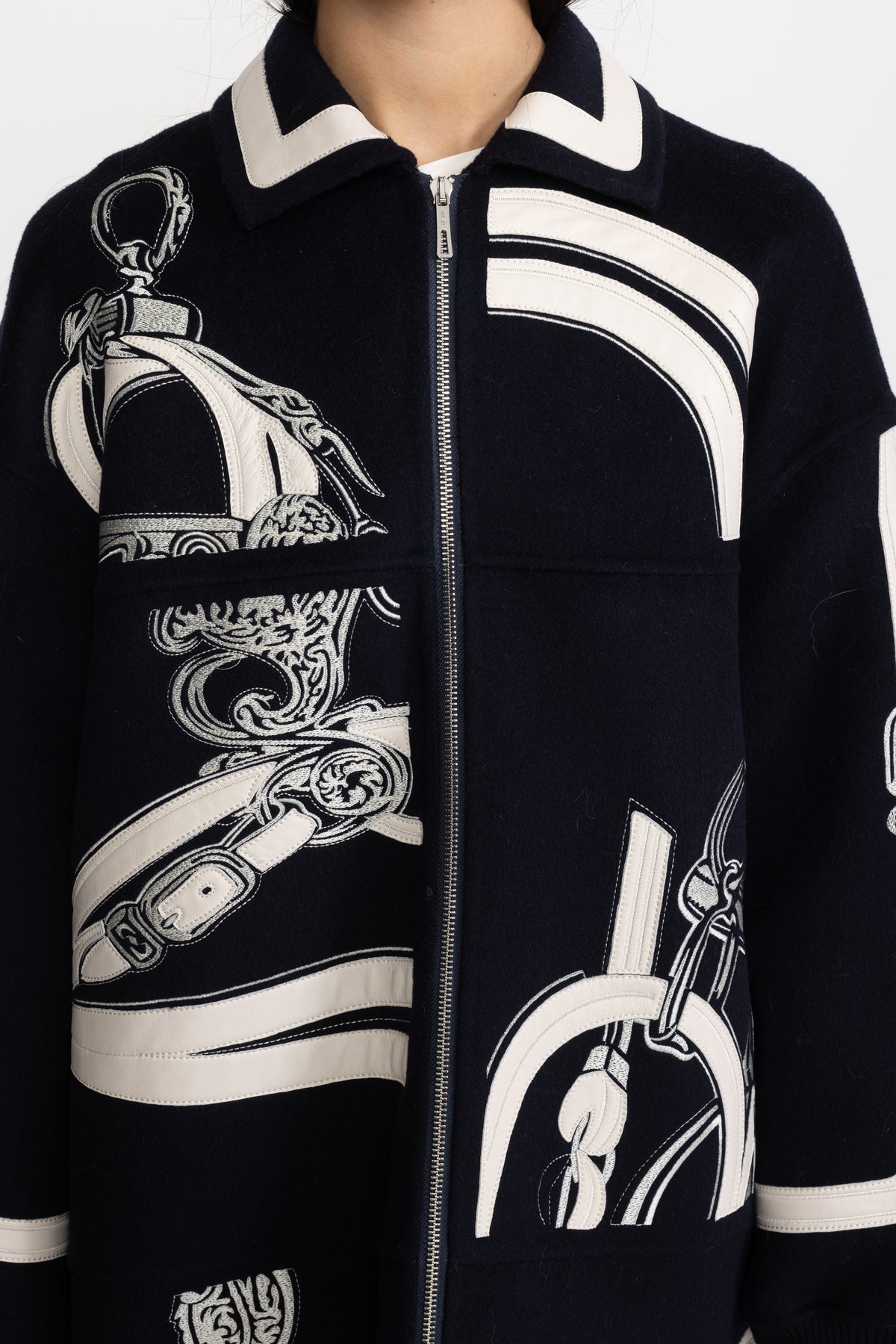 Manteau zippé en laine brodée à appliqué équestre - marine 