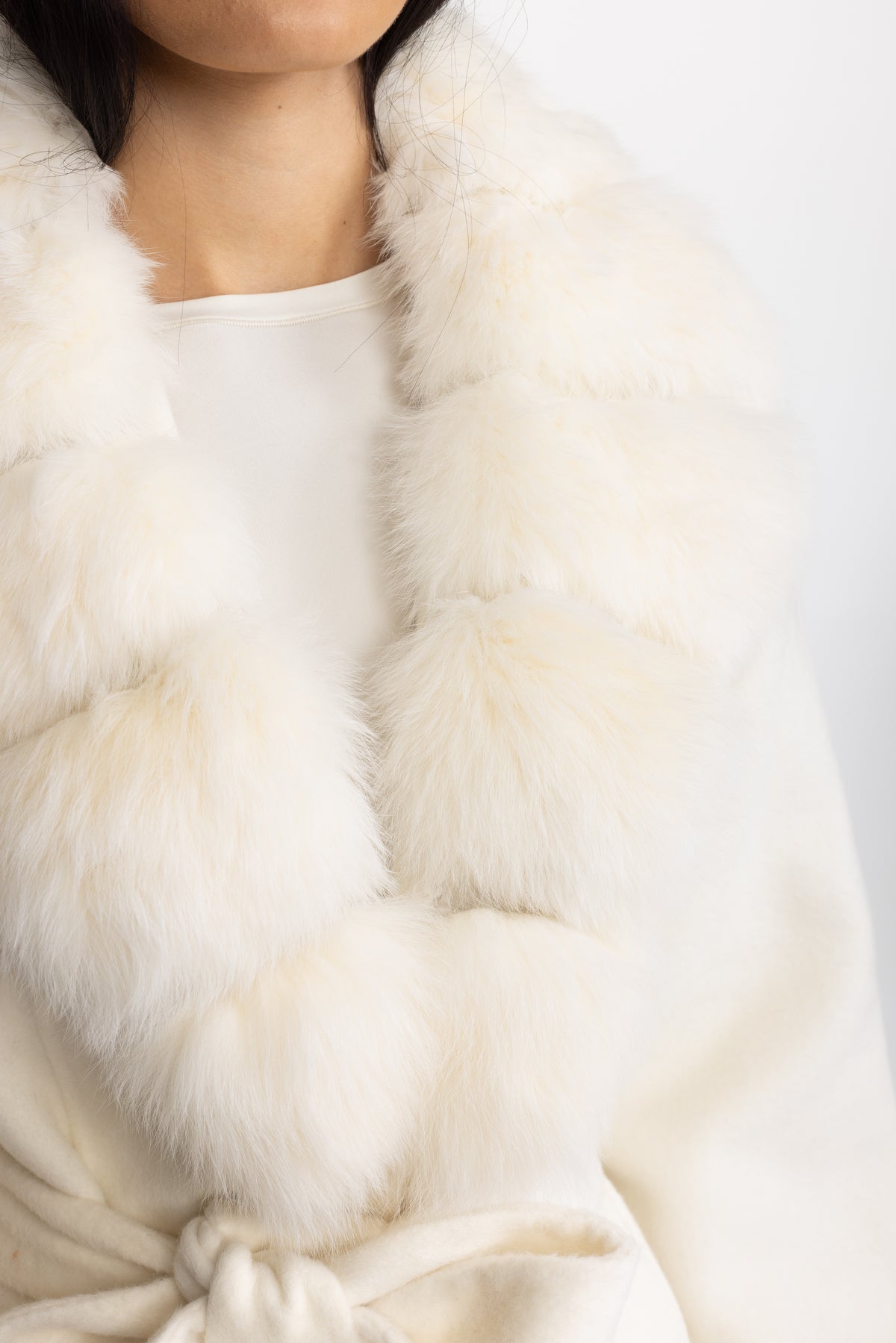 Manteau en laine avec col en fourrure de renard et ceinture à nouer – Ivoire 