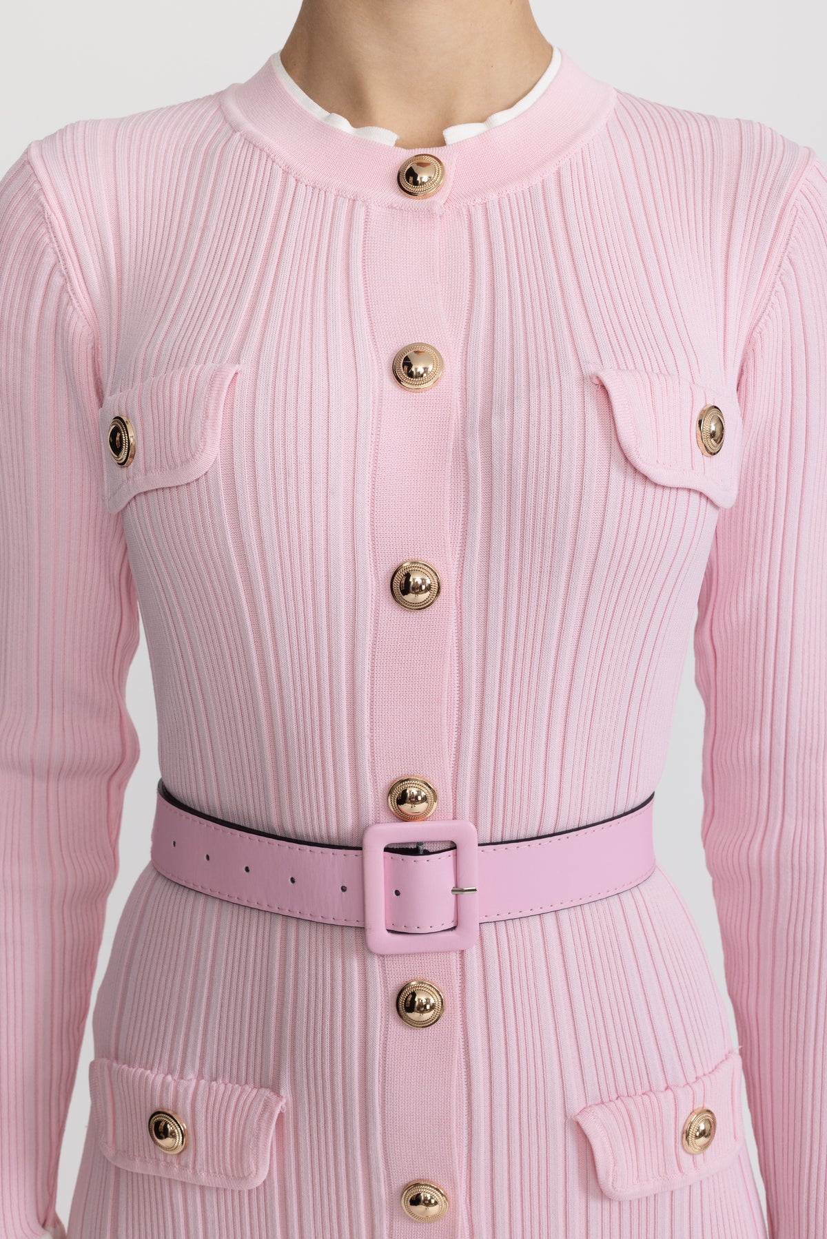 Robe midi en maille côtelée ceinturée à boutons sur le devant - rose 